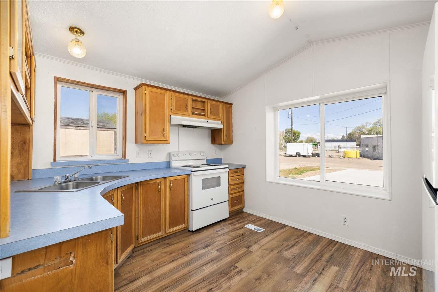 245 W 9th Property Photo 4
