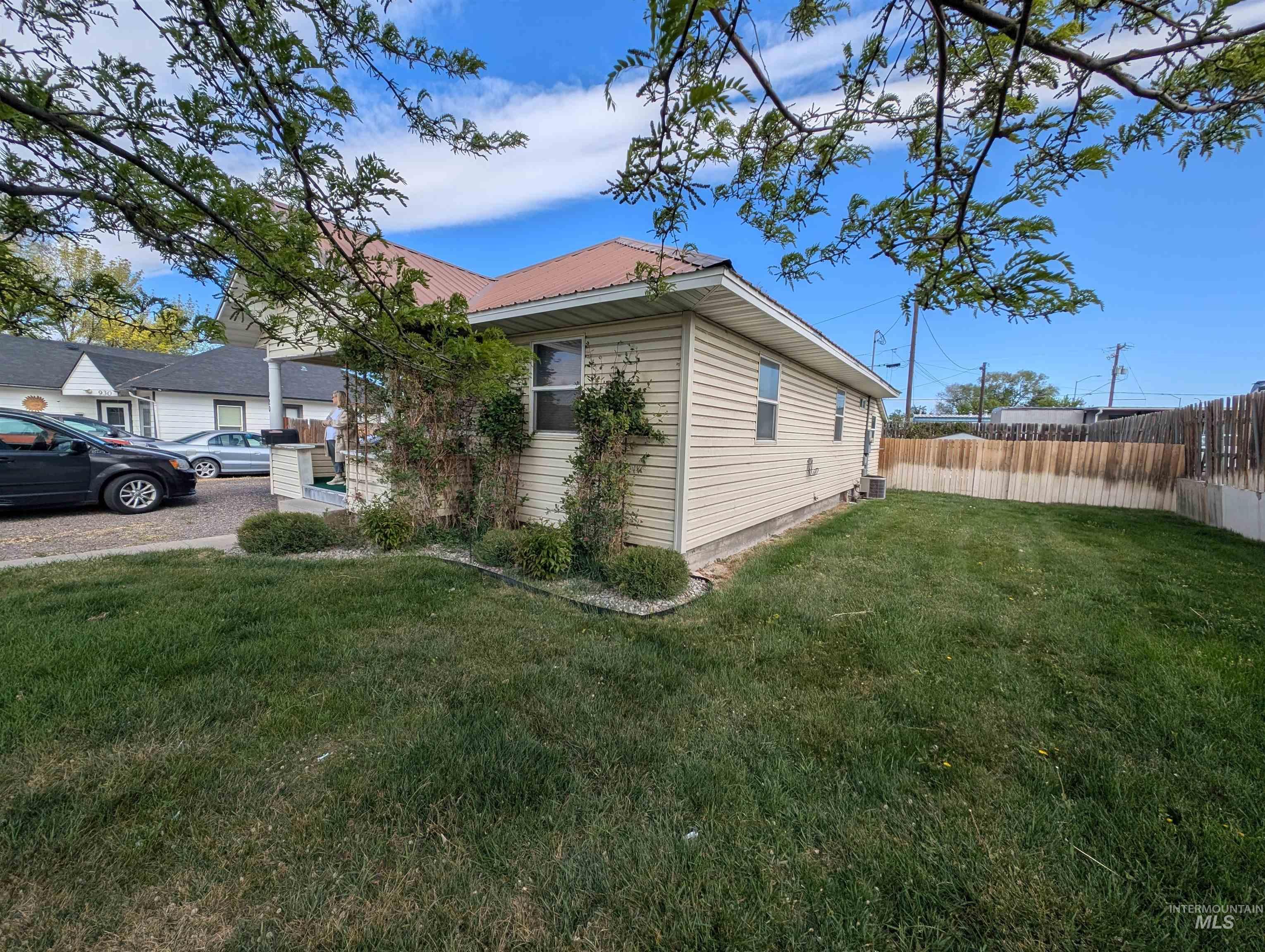 920 2nd Ave W Property Photo 1