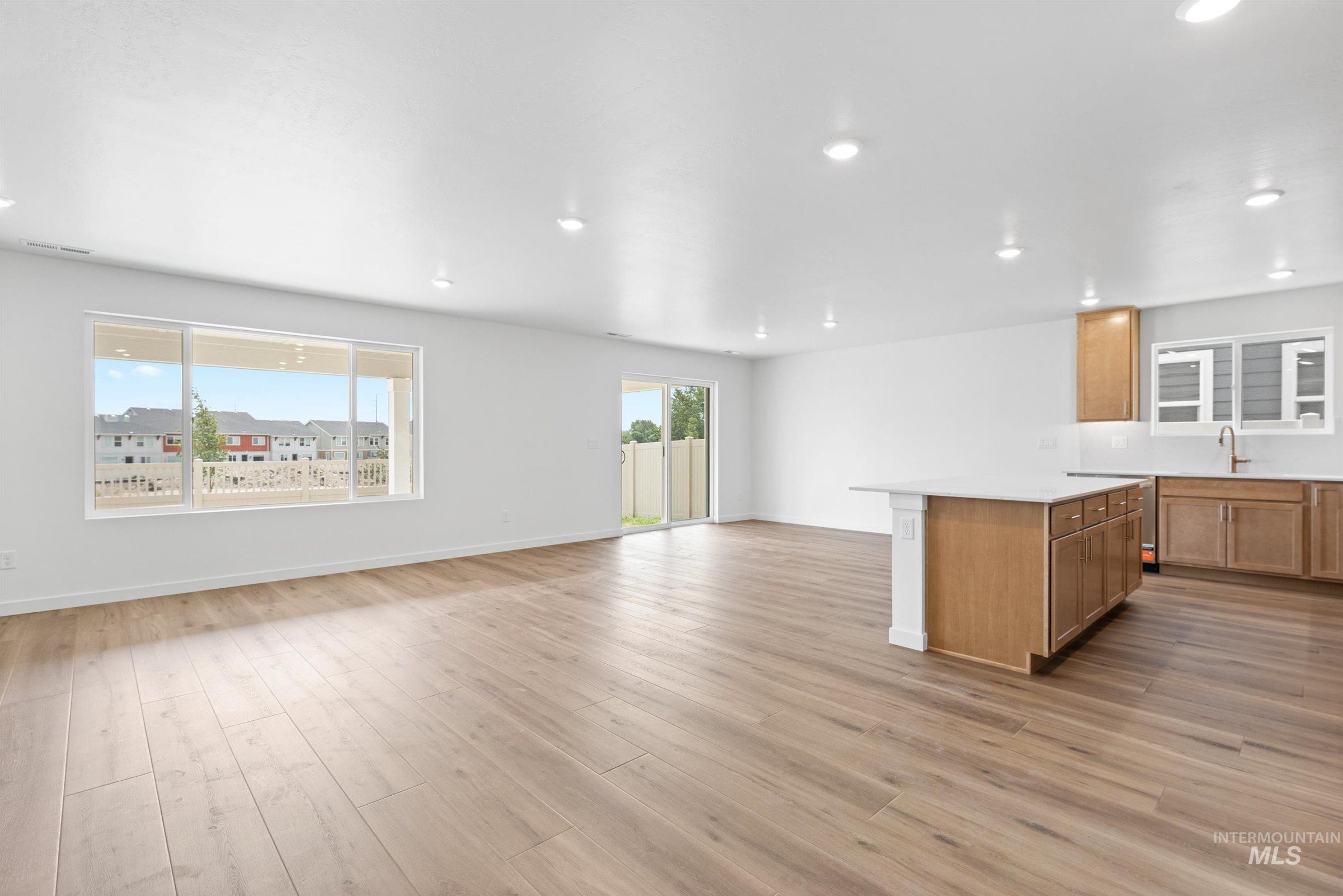 4651 W Newland St Property Photo 6