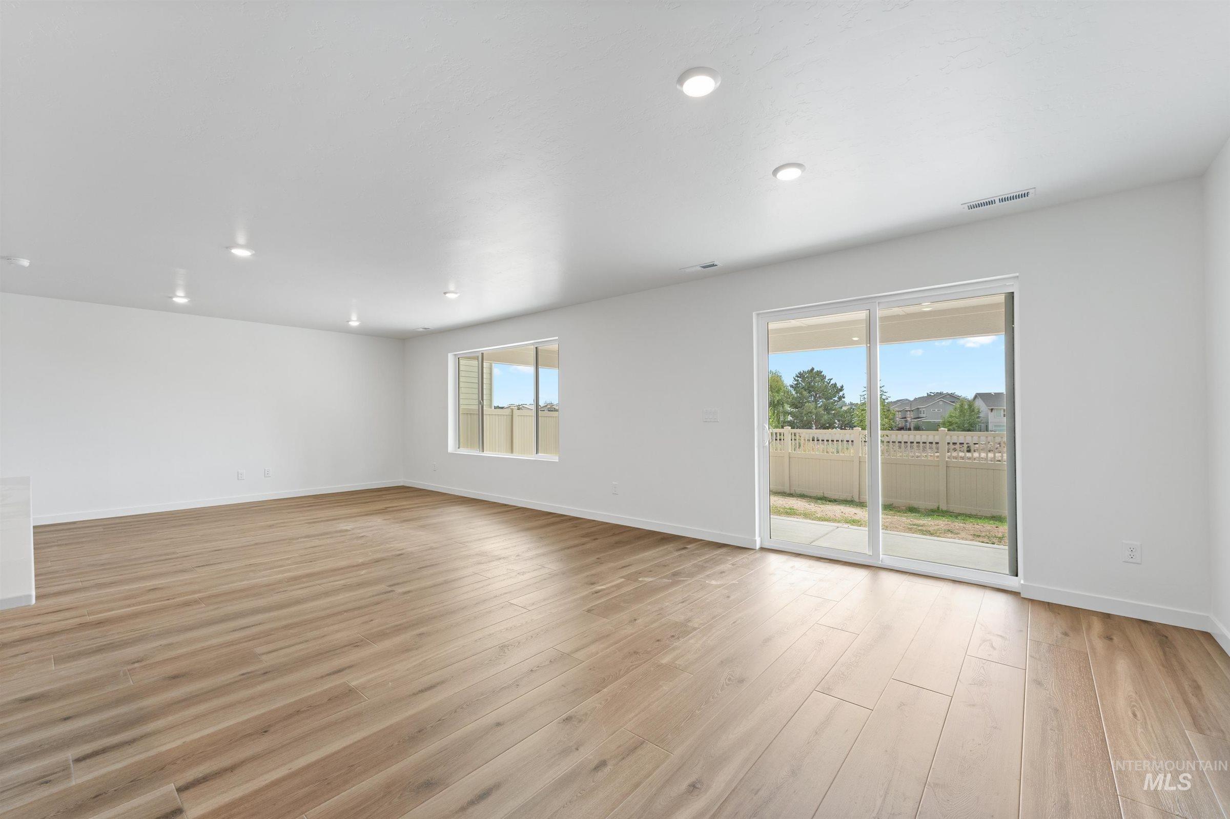 4651 W Newland St Property Photo 8