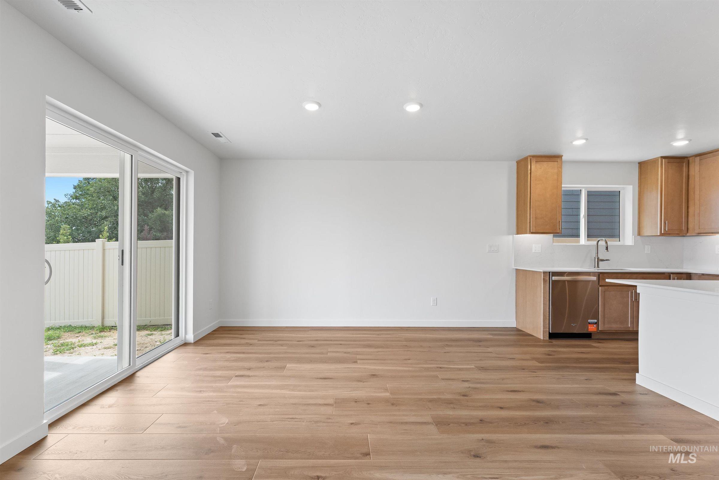 4651 W Newland St Property Photo 11