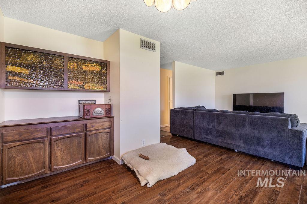2170 N Fairmeadow Dr Property Photo 2