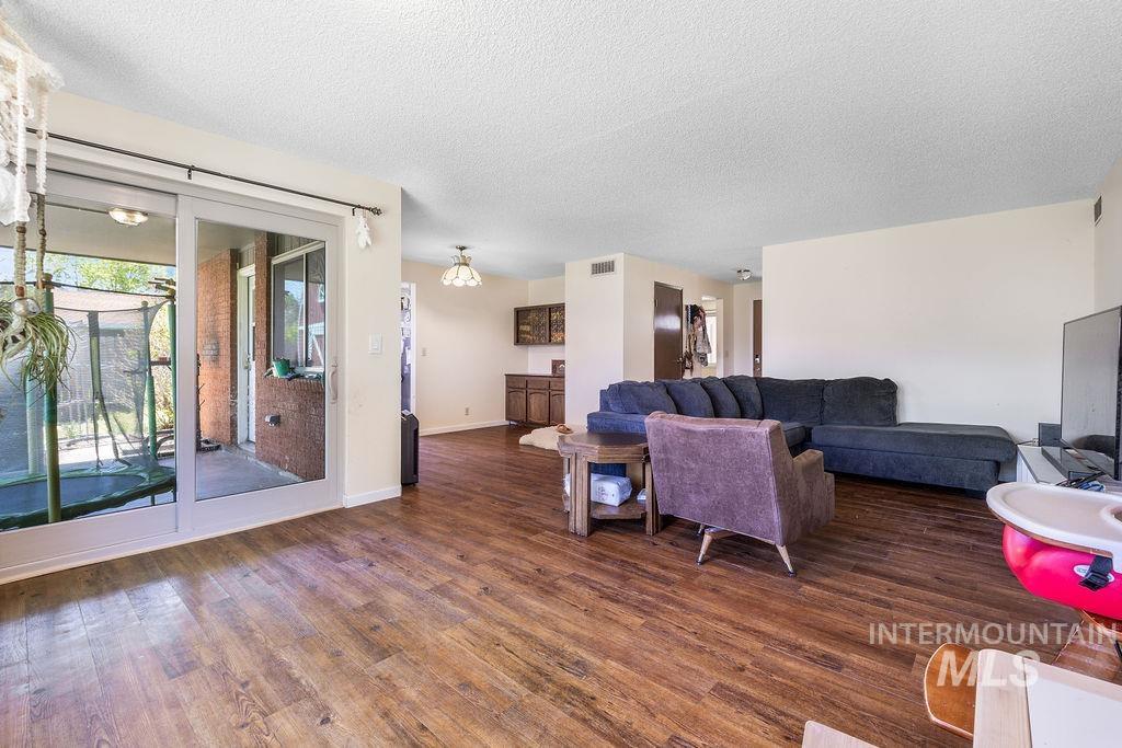 2170 N Fairmeadow Dr Property Photo 4