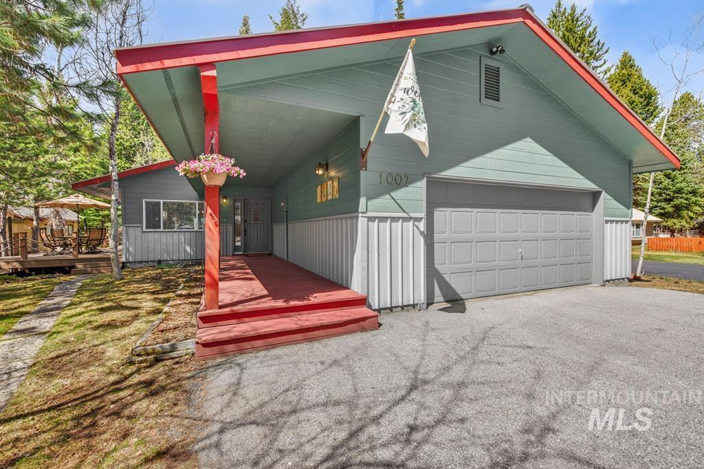 1007 Evergreen Drive Property Photo 1