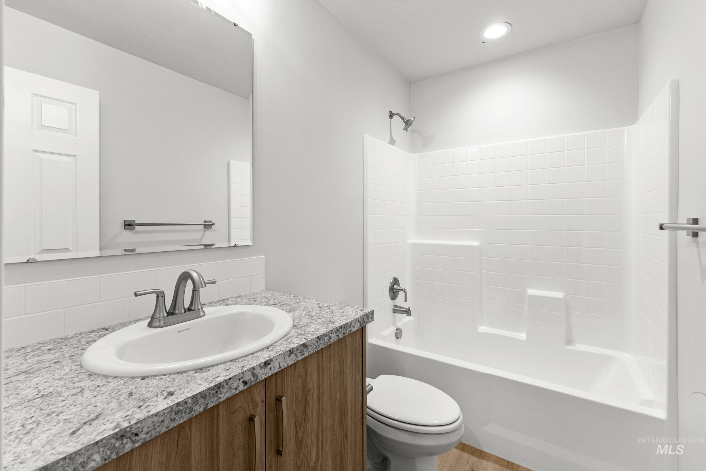 582 Oliver St Property Photo 13