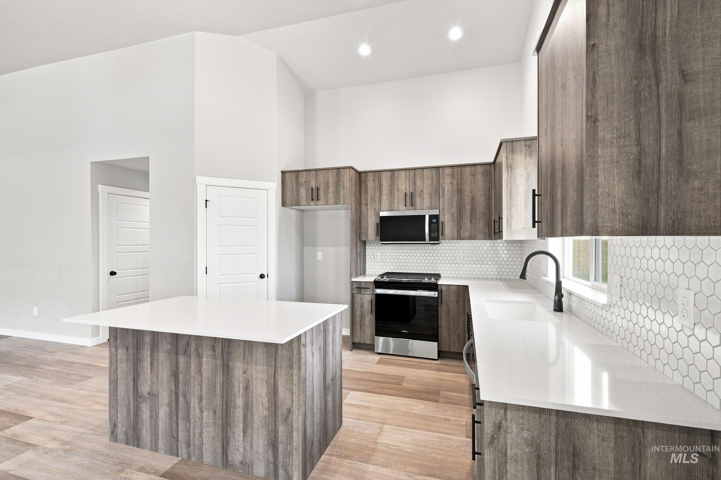 2199 S Border Way Property Photo 4