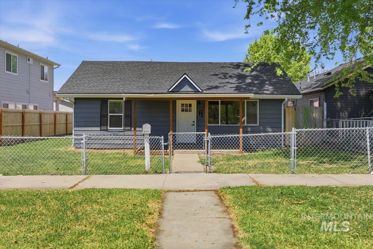 419 15th Ave N Property Photo 1