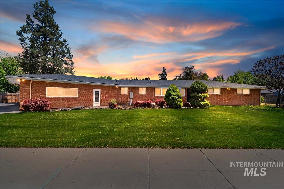 1810 N Maple Grove Property Photo 1