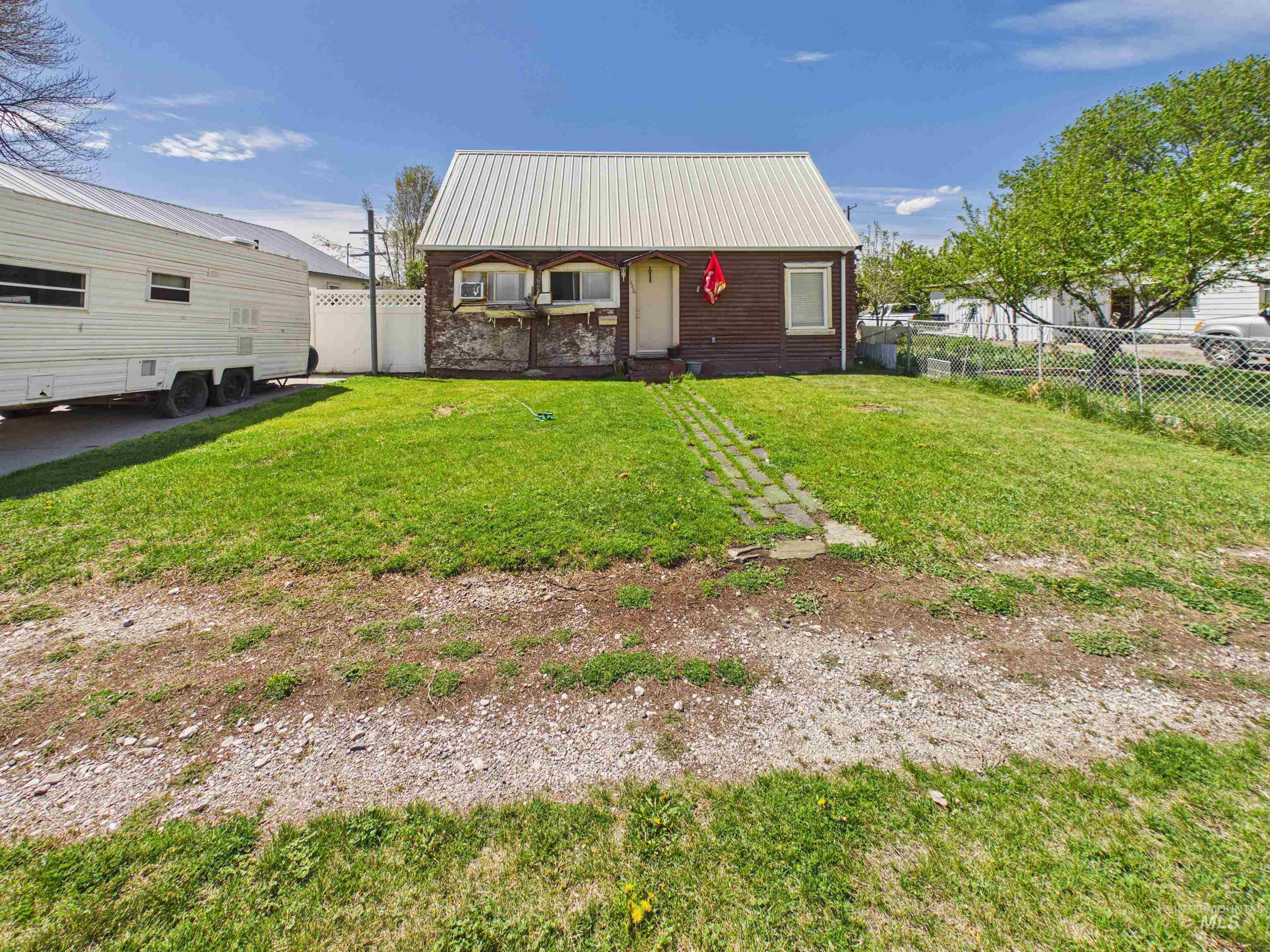 1448 Malta Ave Property Photo 2