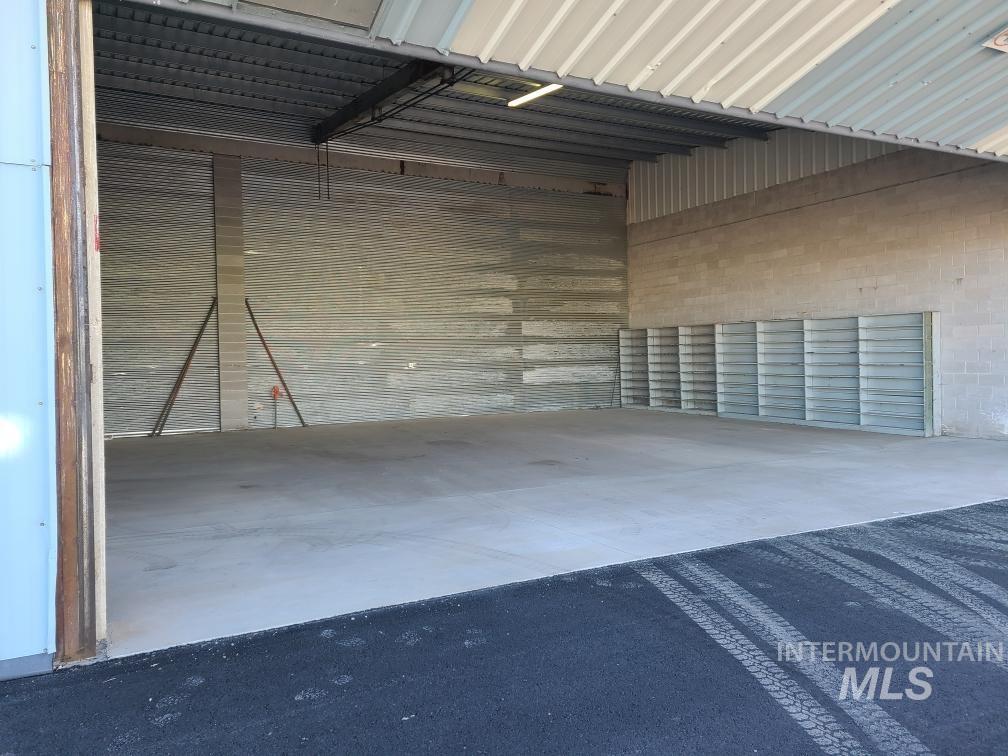 740 Airport Loop Property Photo 1