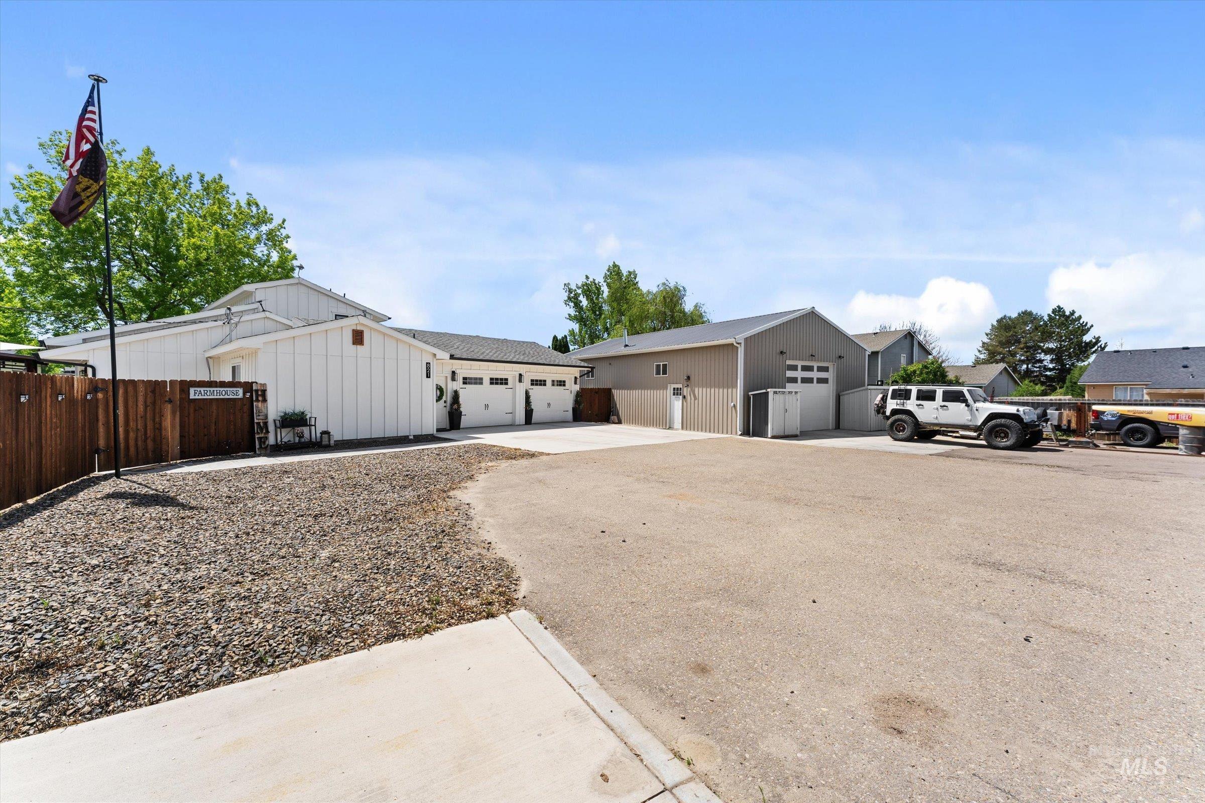 821 S Cove Ln Property Photo 3