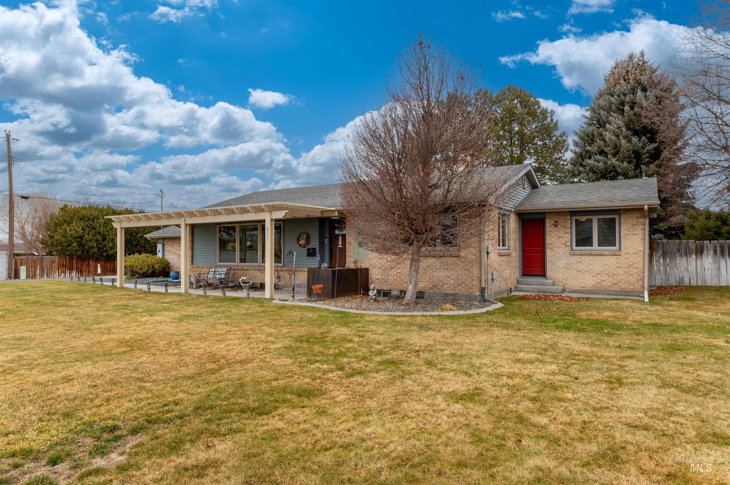 2111 Addison Ave E Property Photo 3
