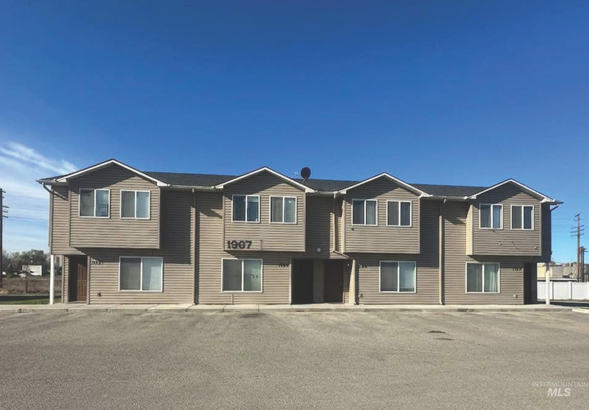 1907 E Railroad Street Property Photo 1