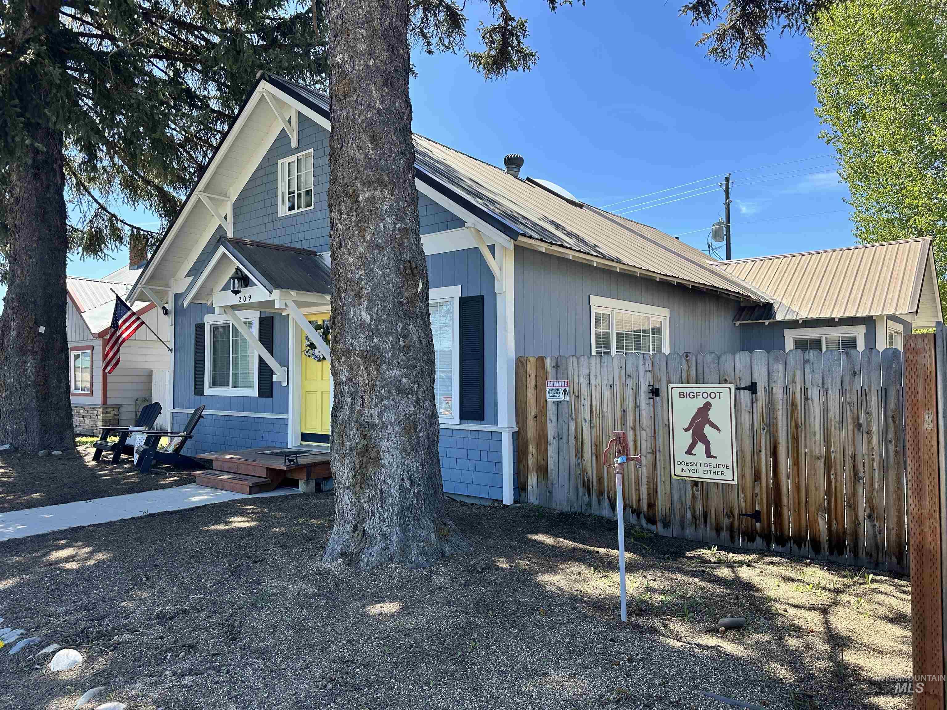 209 S Front St. Property Photo 2