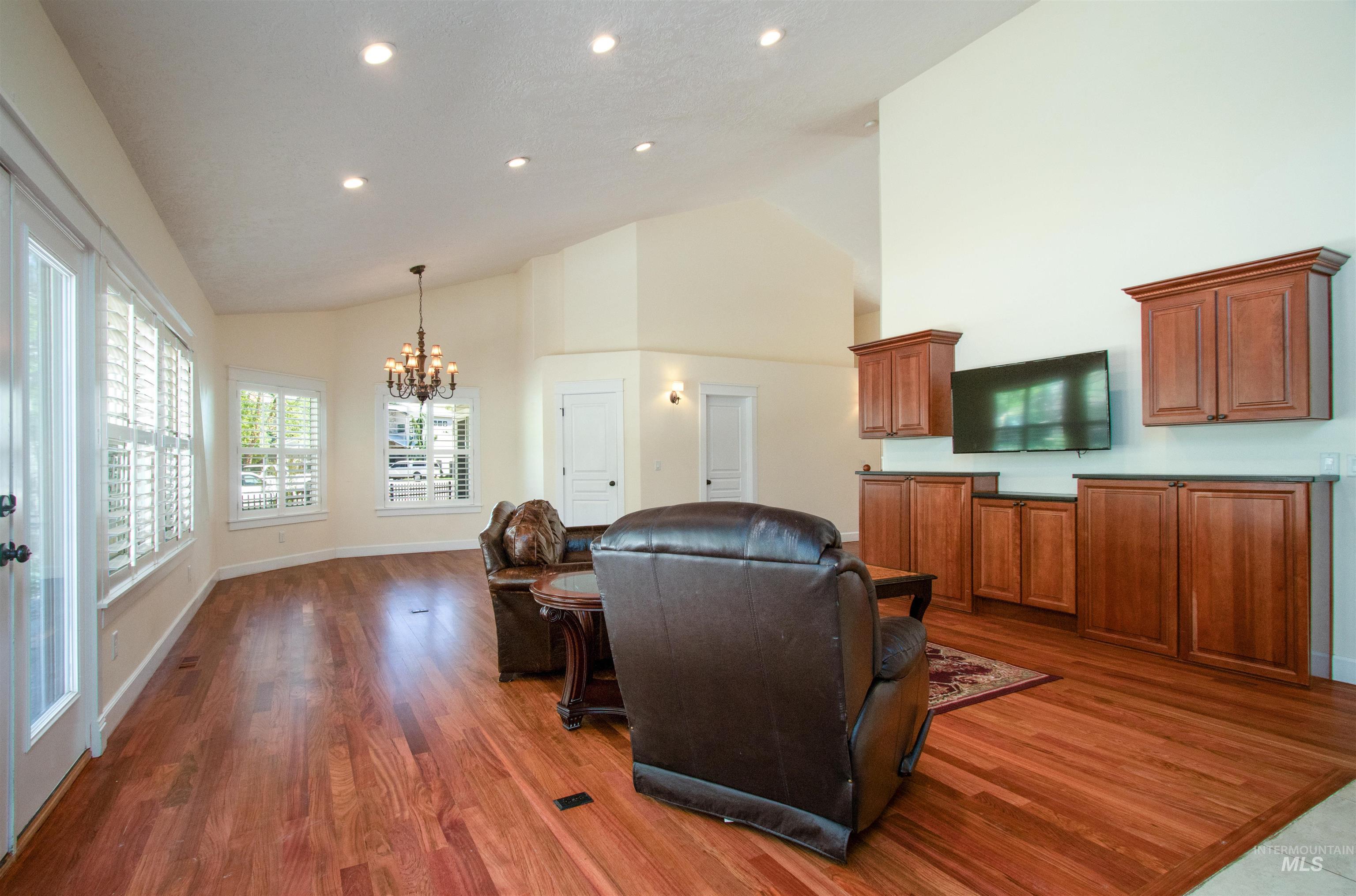 892 S Capitola Way Property Photo 14