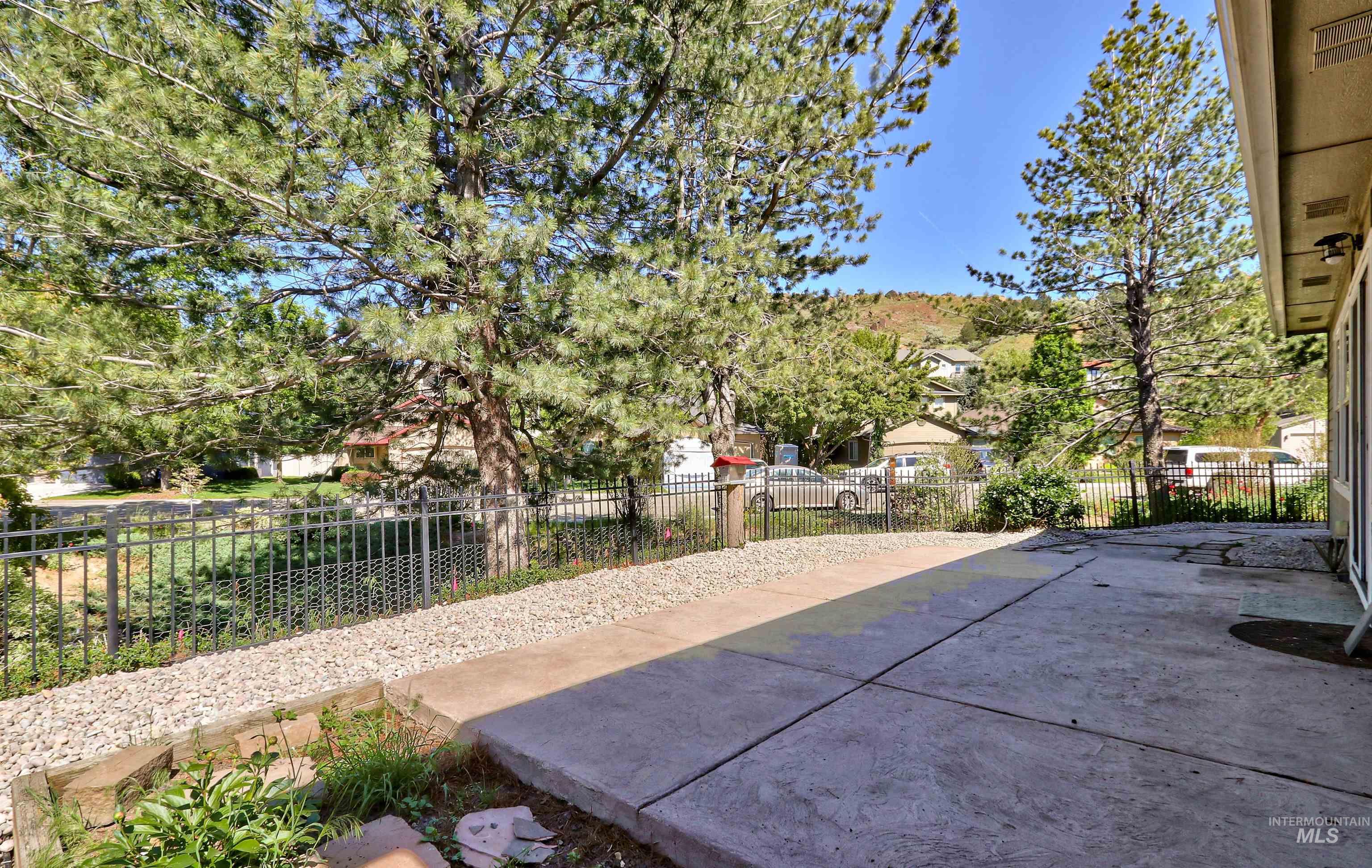 892 S Capitola Way Property Photo 35