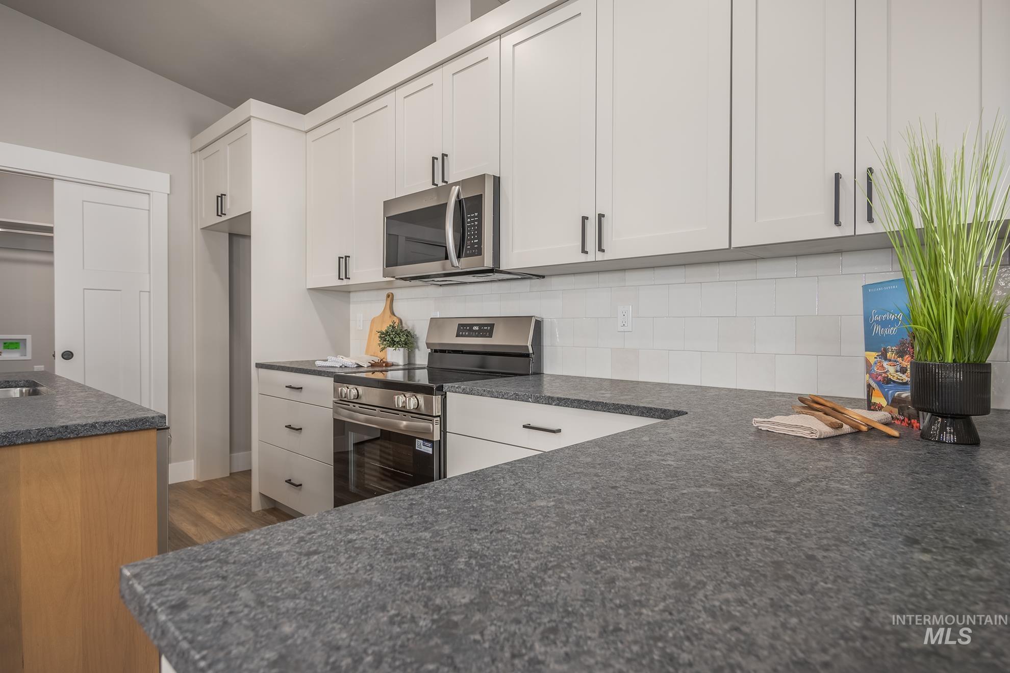 735 Oakmont St Property Photo 6