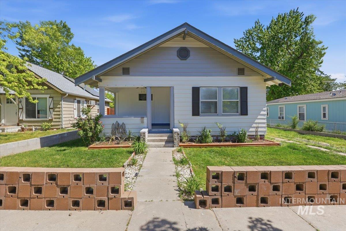 416 9th Ave N Property Photo 1