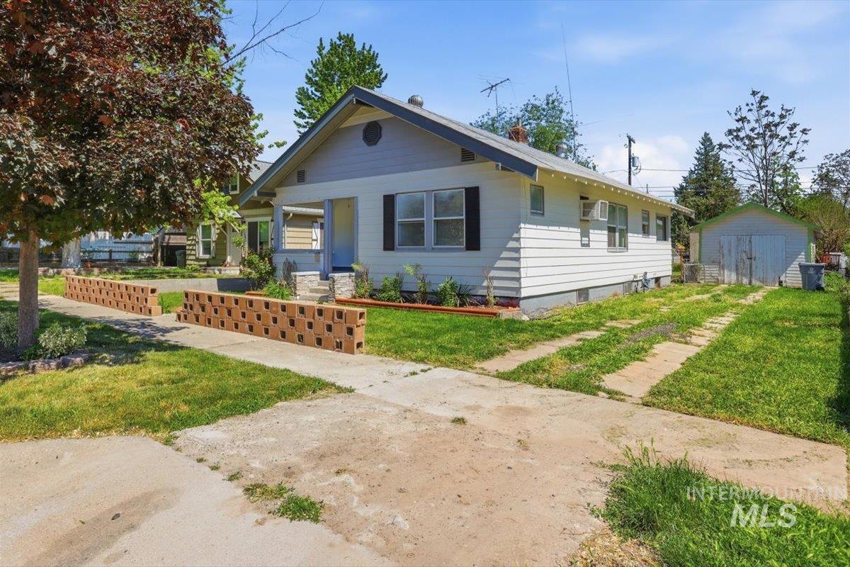 416 9th Ave N Property Photo 3