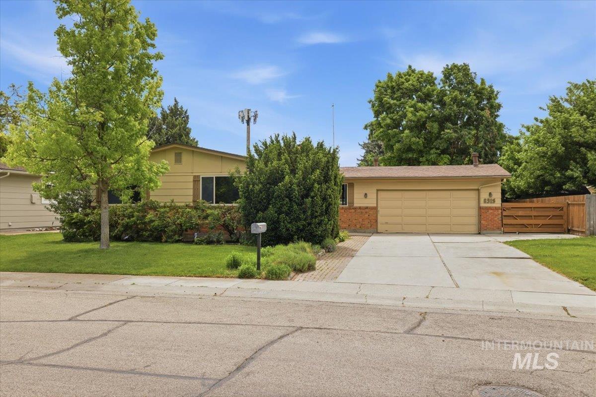 8315 W Valley View Dr Property Photo 1