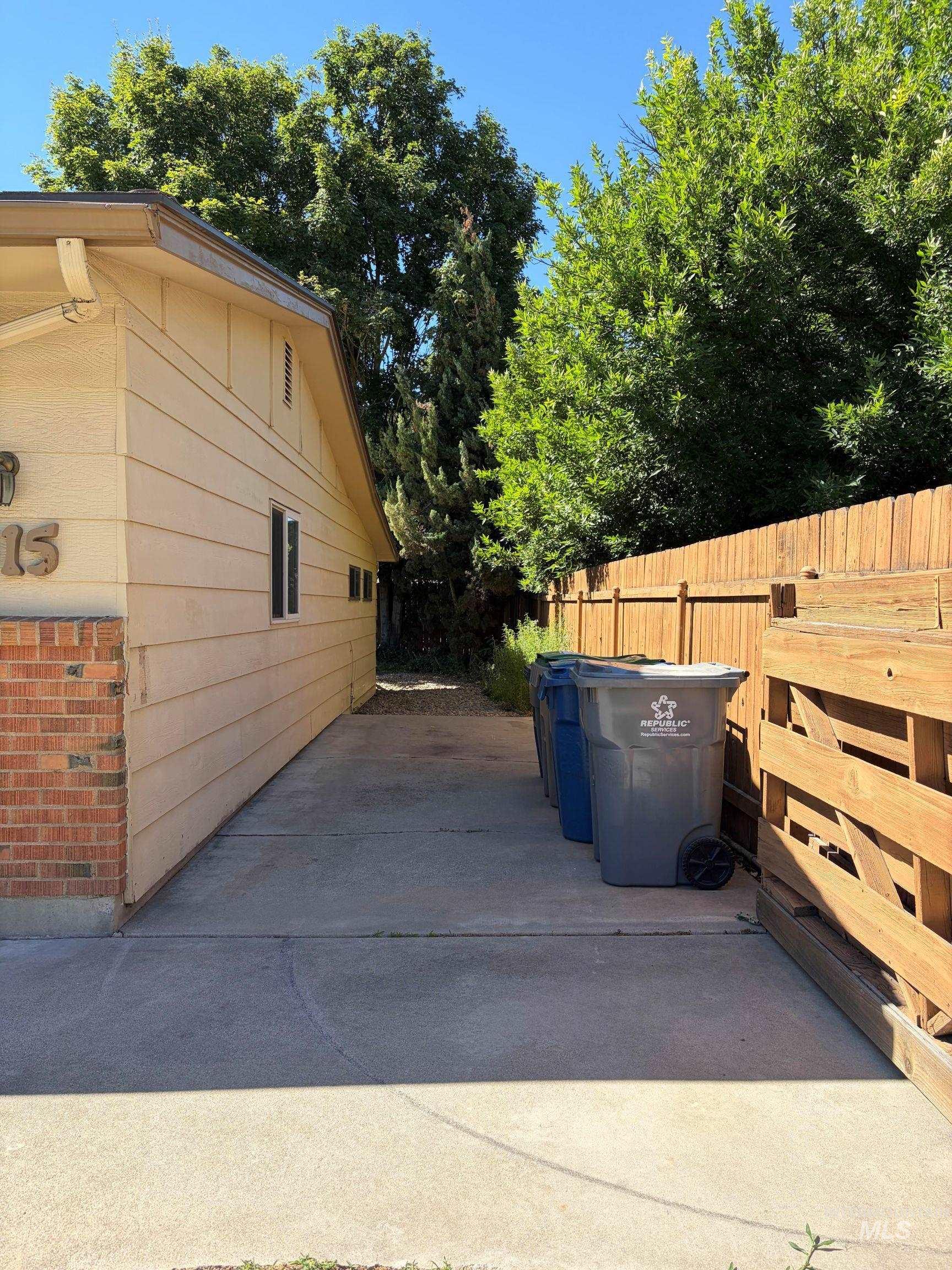 8315 W Valley View Dr Property Photo 2