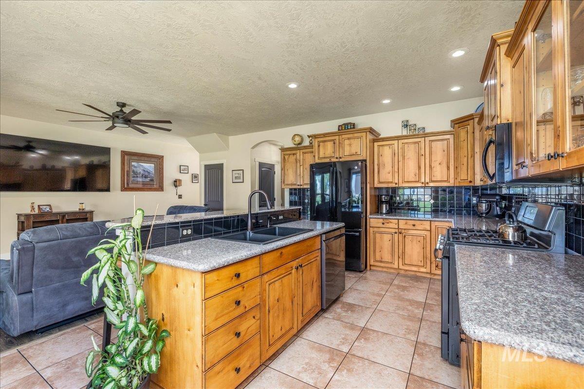 18593 S Pleasant Valley Rd Property Photo 10