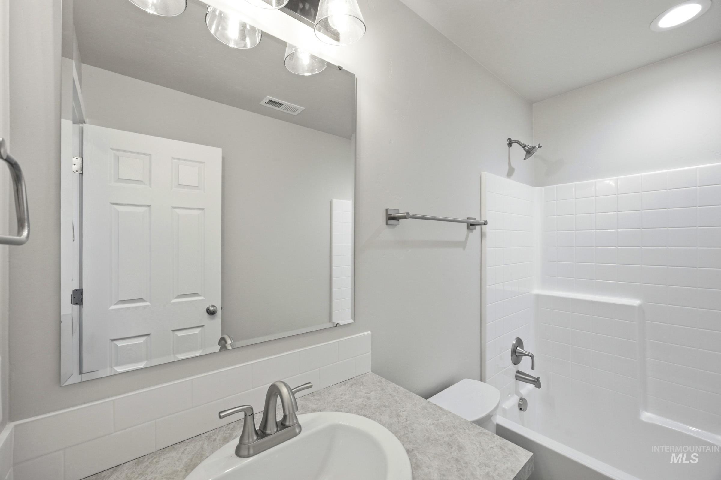 485 Waverly Ave Property Photo 12
