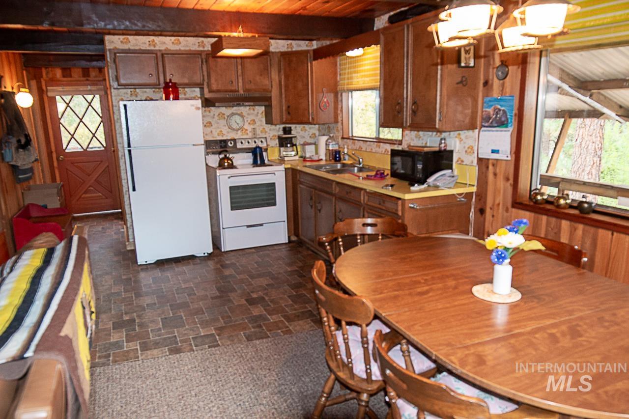 225 Mesplie Rd. Property Photo 14