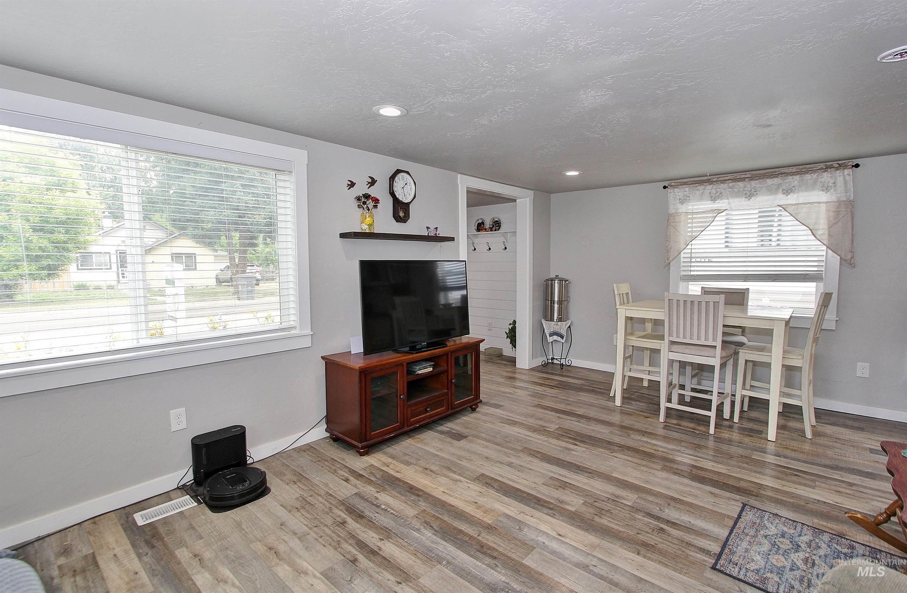 263 N Fargo Ave Property Photo 6