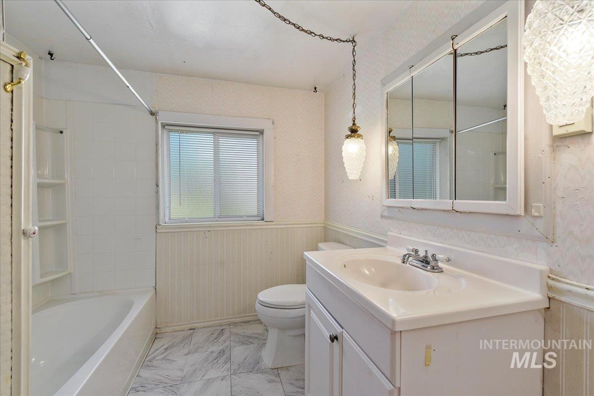316 E 45th St Property Photo 10