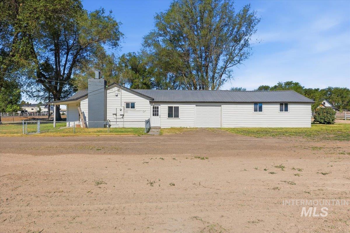 956 Se Hamilton Rd Property Photo 3