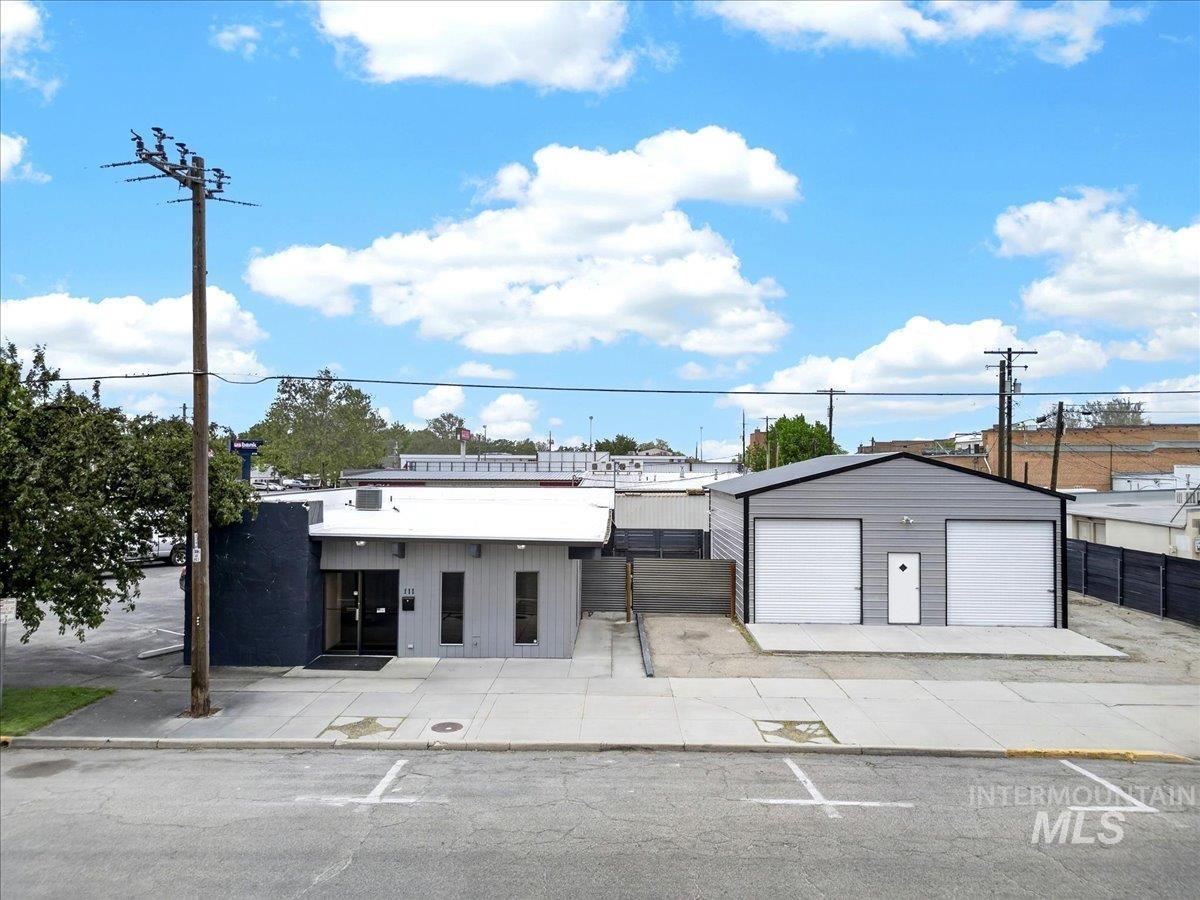 111 S Hayes Street Property Photo 3