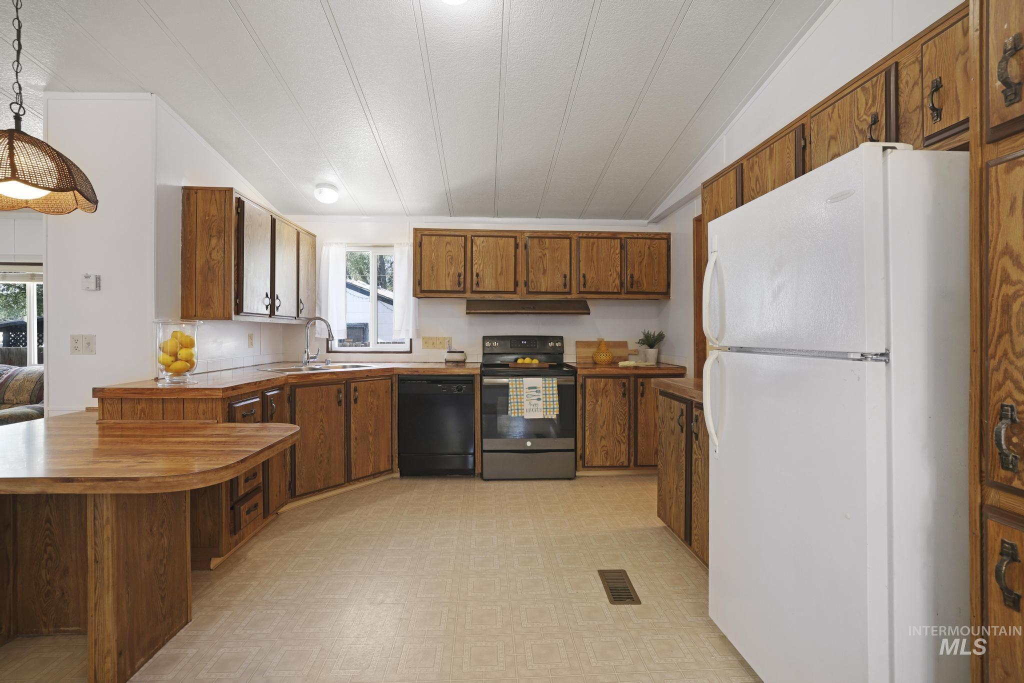 1042 2nd Ave. W Property Photo 9