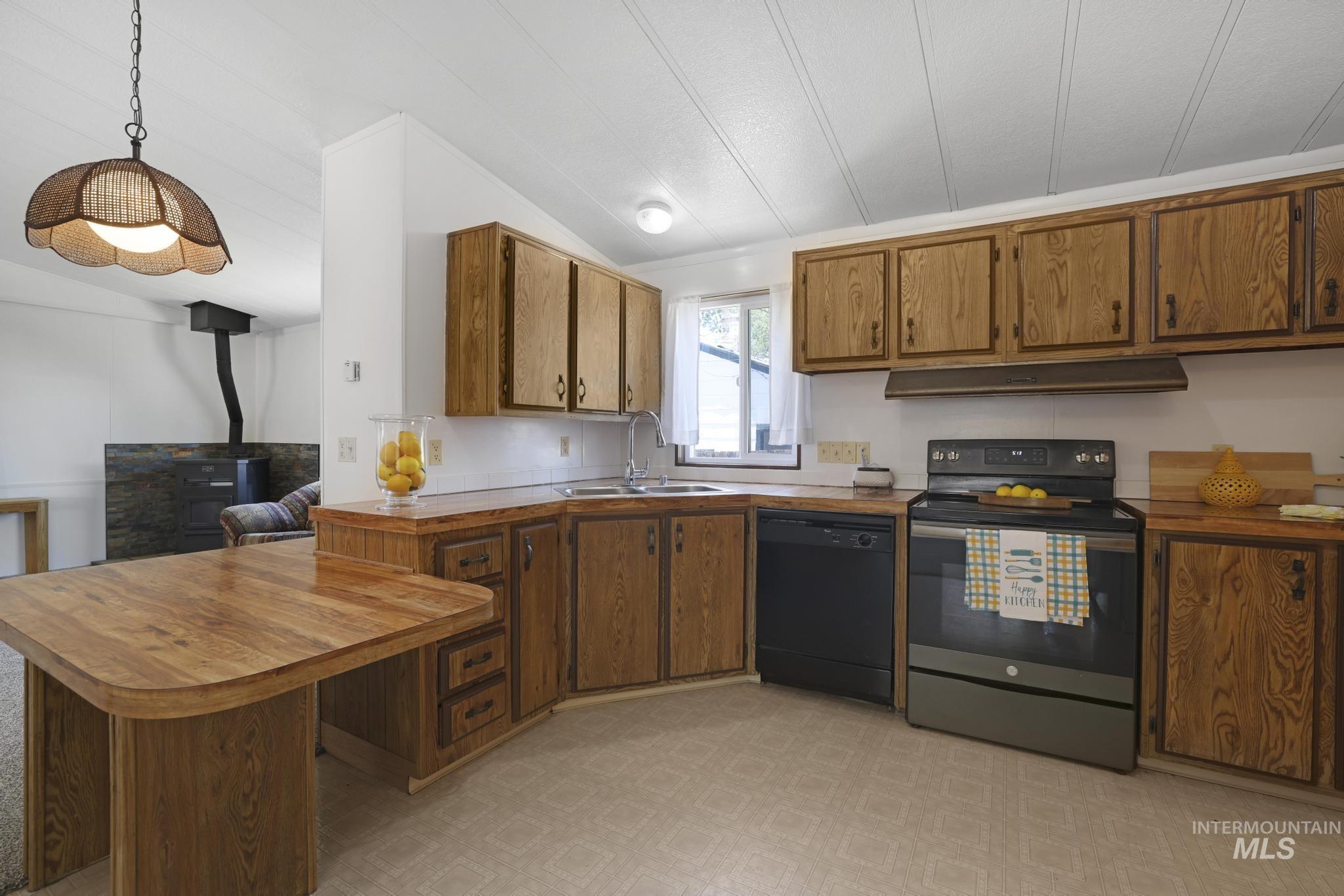 1042 2nd Ave. W Property Photo 10