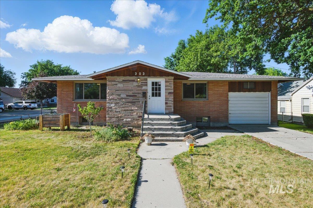 303 W Pine Ave Property Photo 1