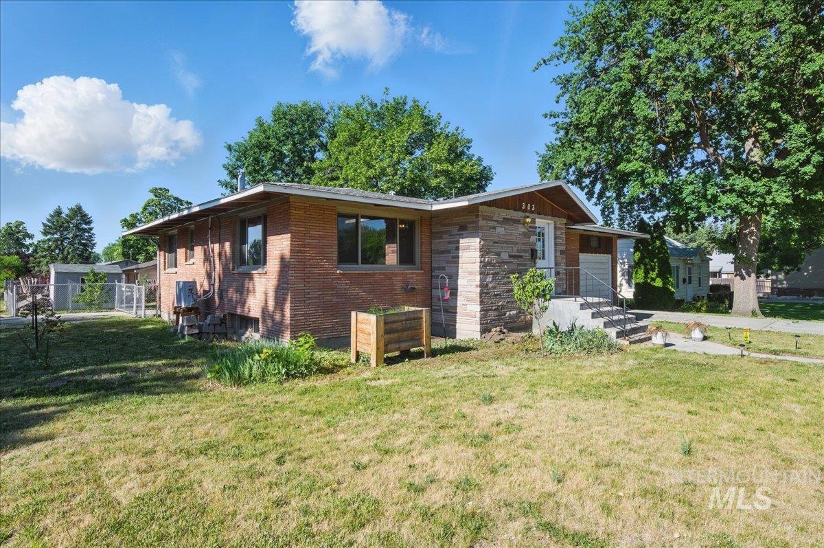 303 W Pine Ave Property Photo 3