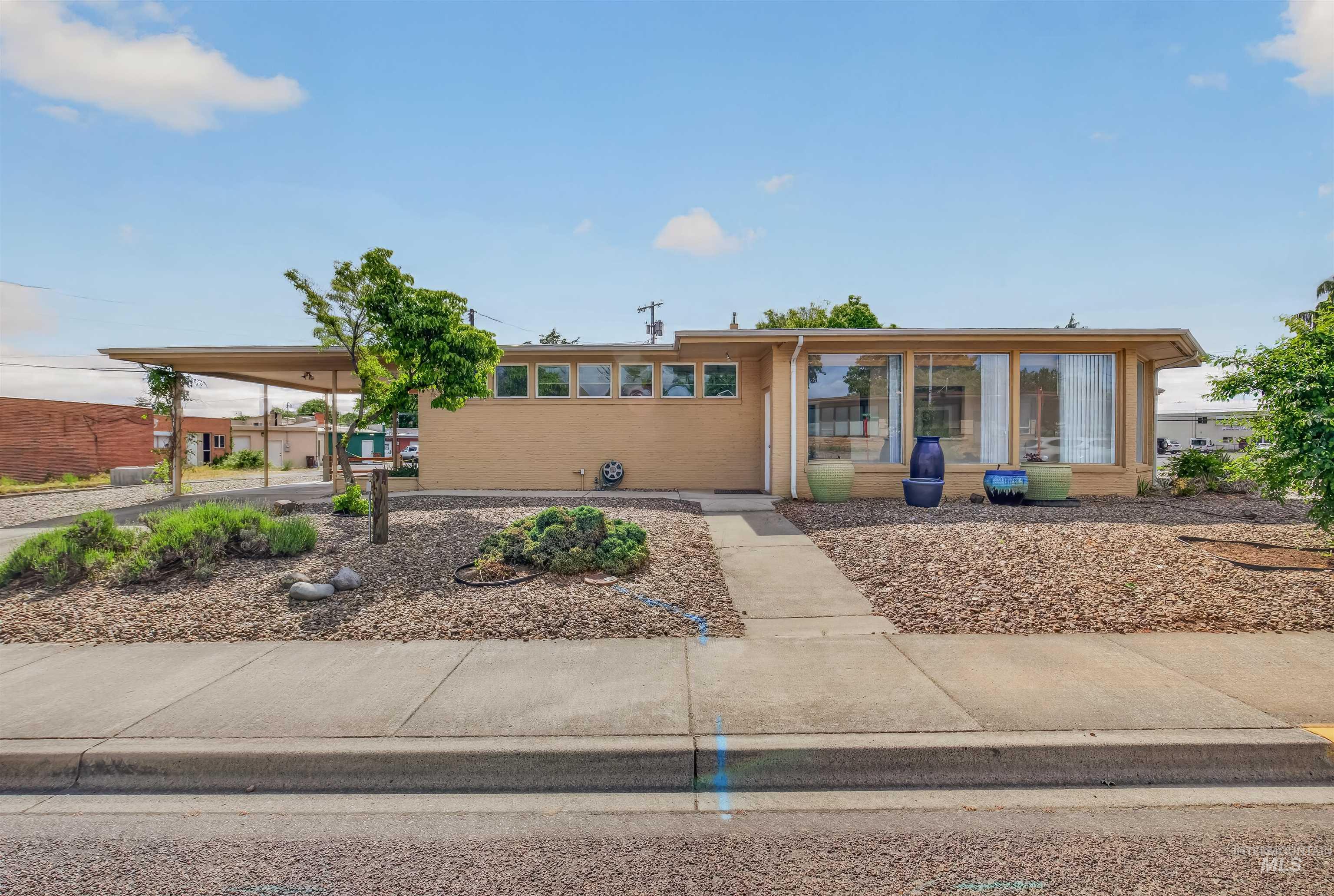 619 Diagonal Street Property Photo 1