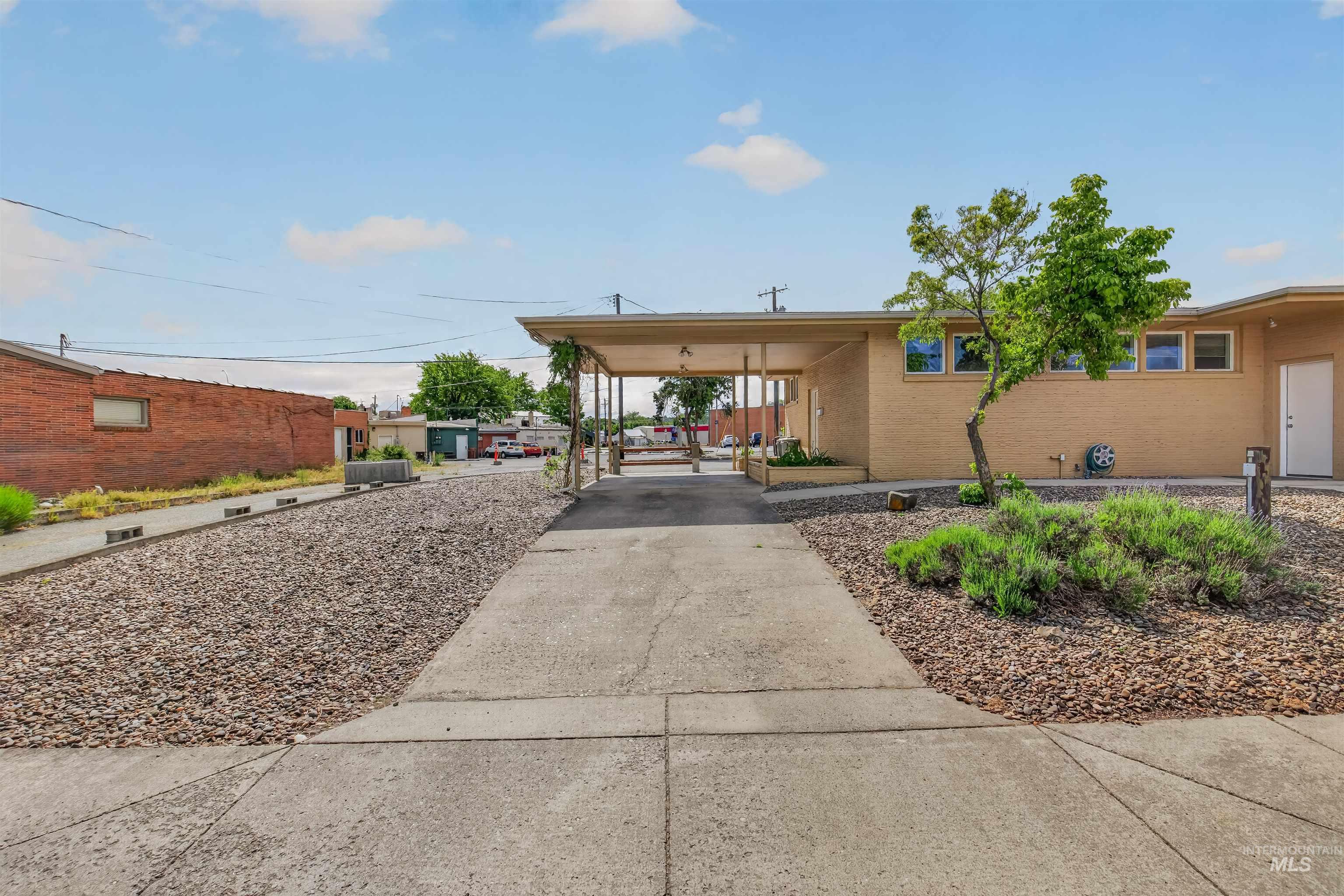 619 Diagonal Street Property Photo 3