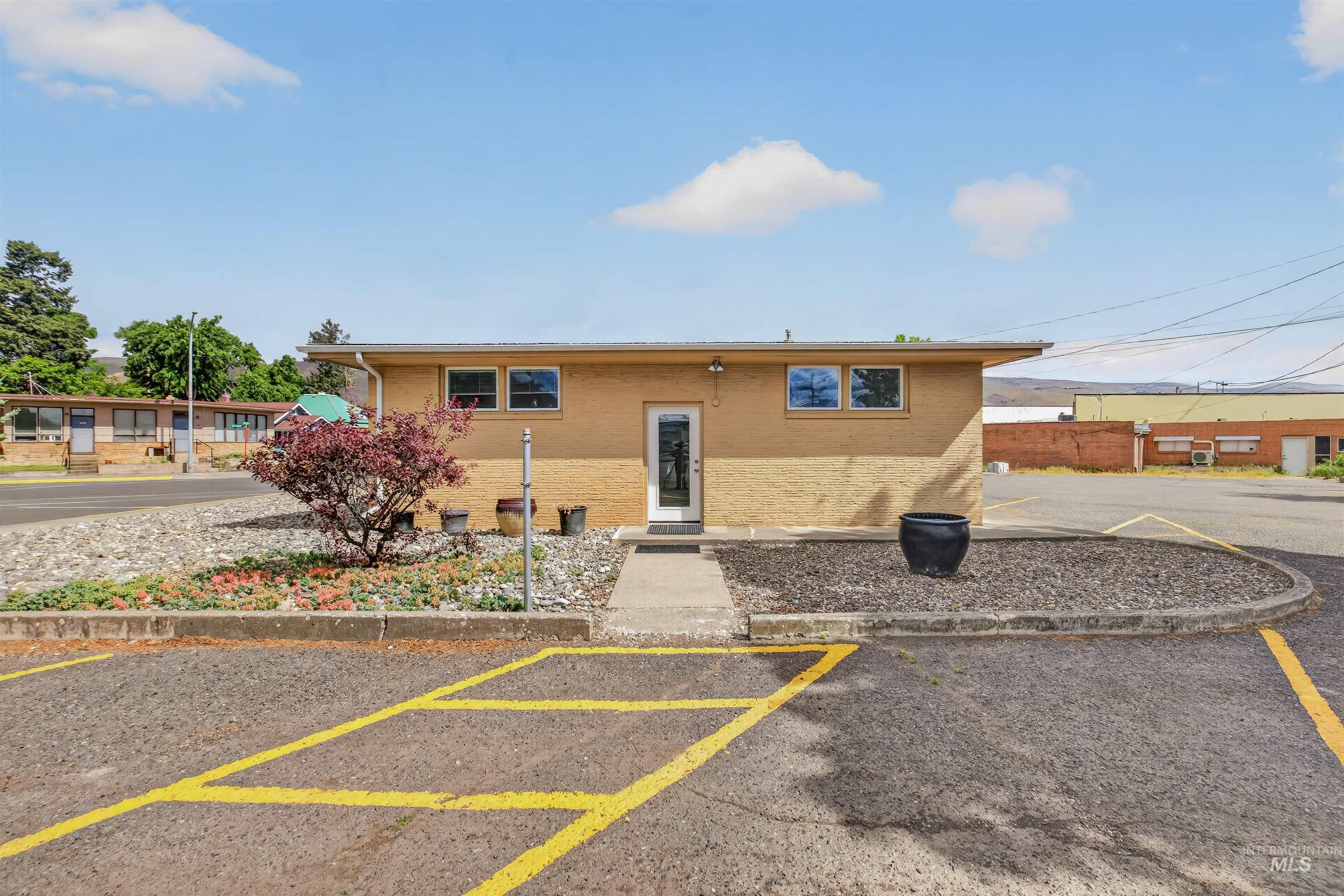 619 Diagonal Street Property Photo 4