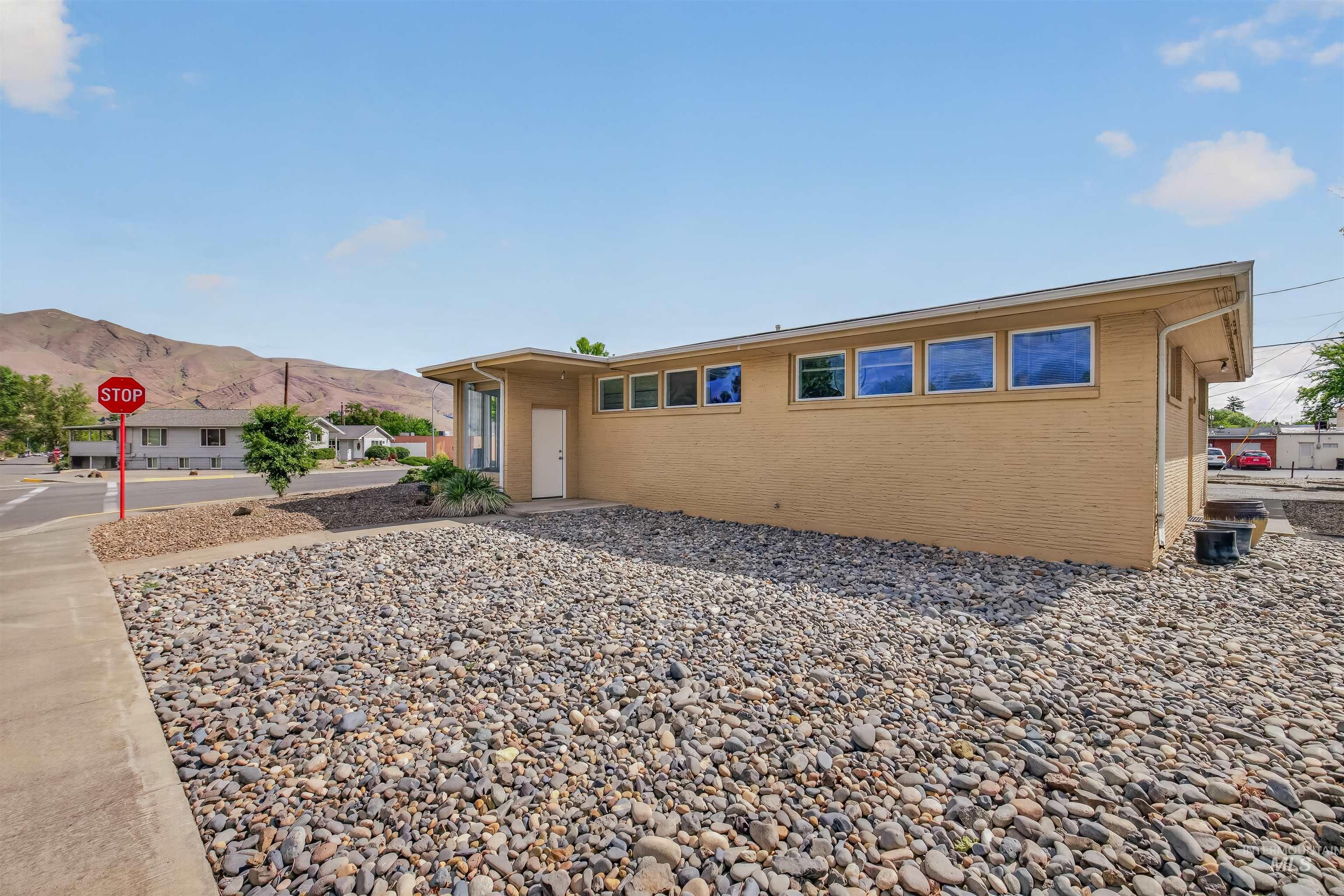 619 Diagonal Street Property Photo 5