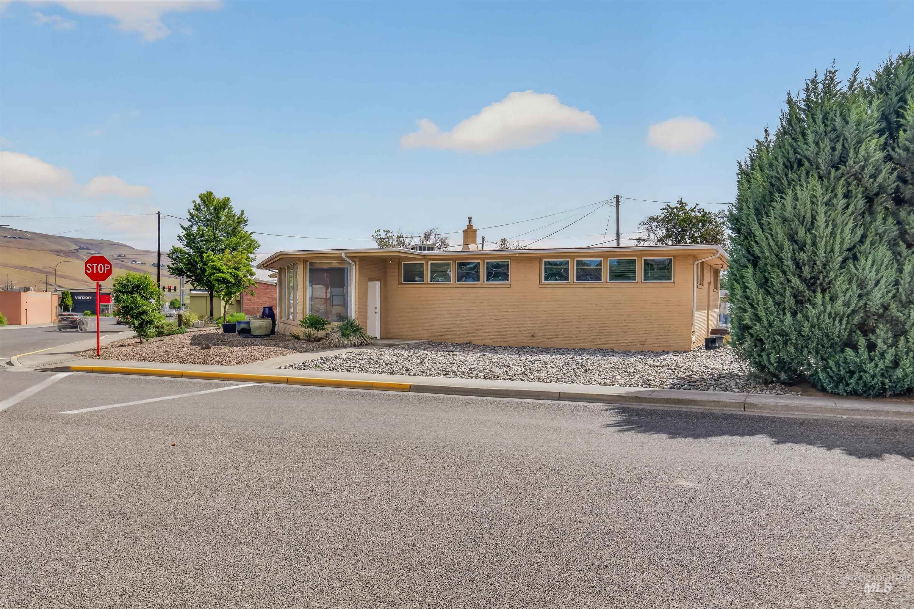 619 Diagonal Street Property Photo 6