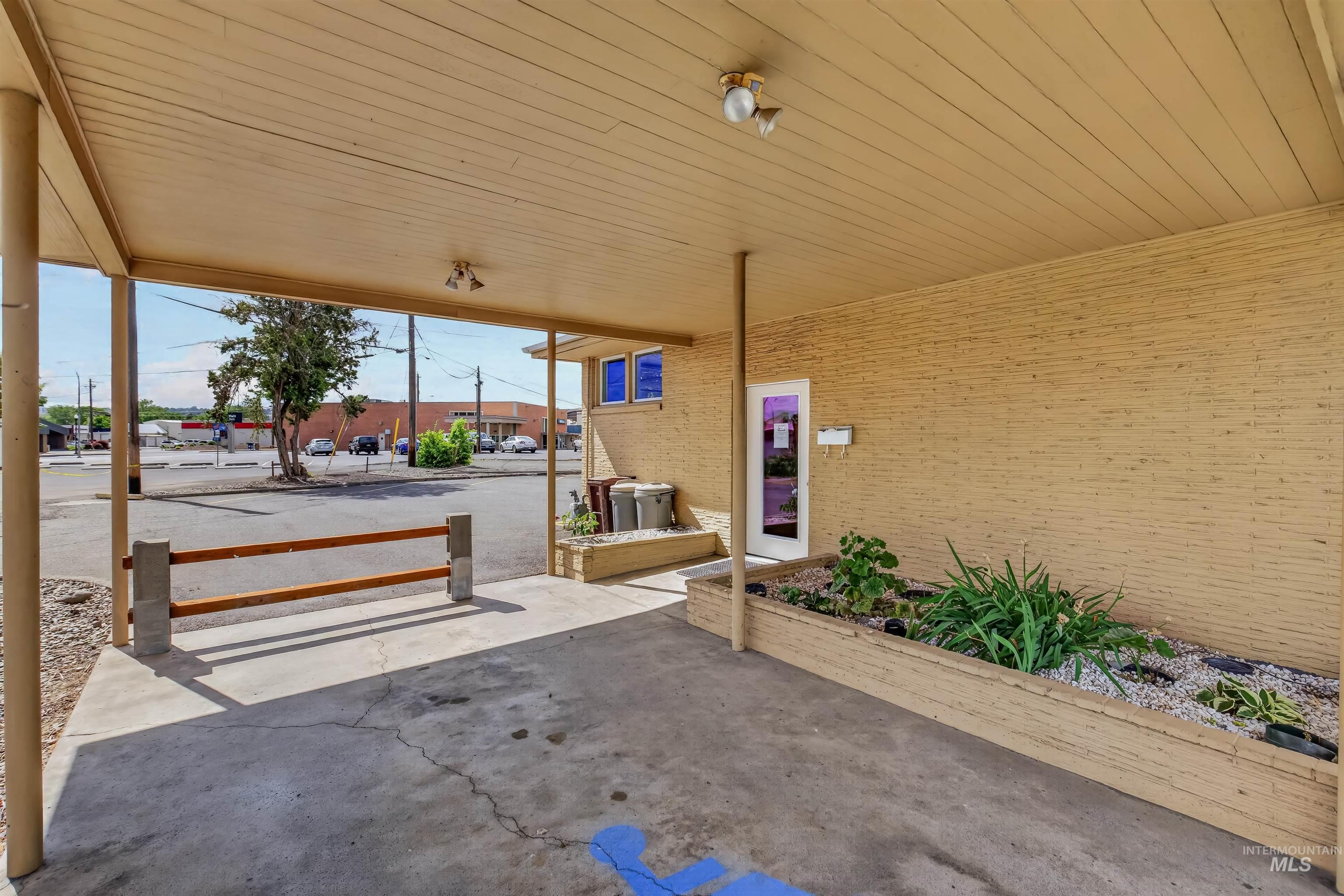 619 Diagonal Street Property Photo 7