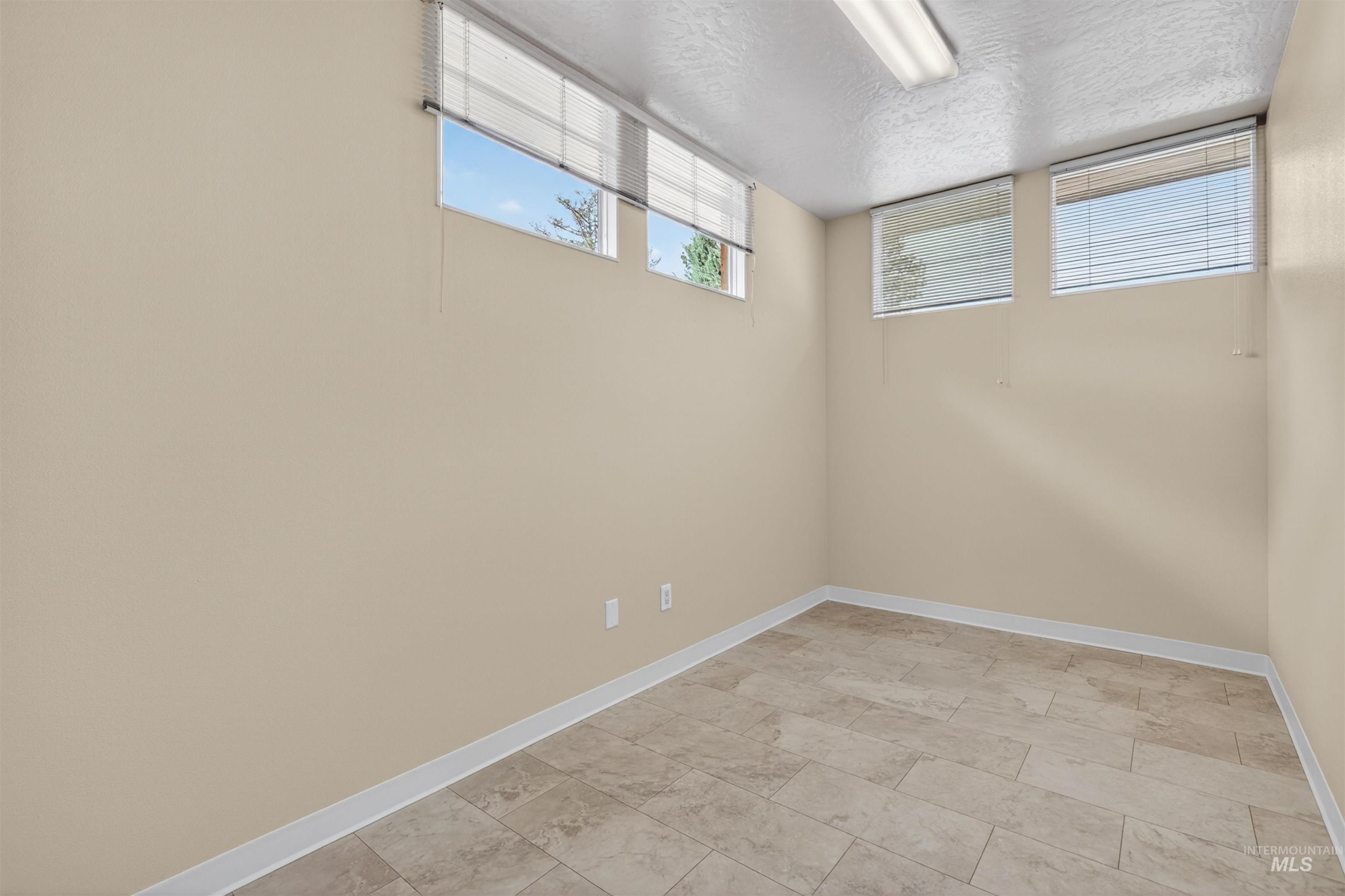 619 Diagonal Street Property Photo 15