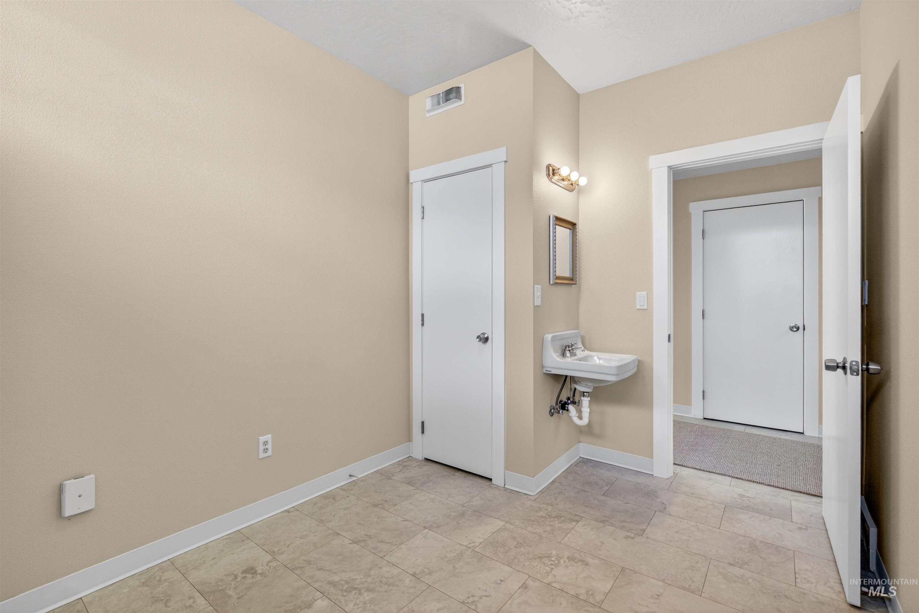 619 Diagonal Street Property Photo 31