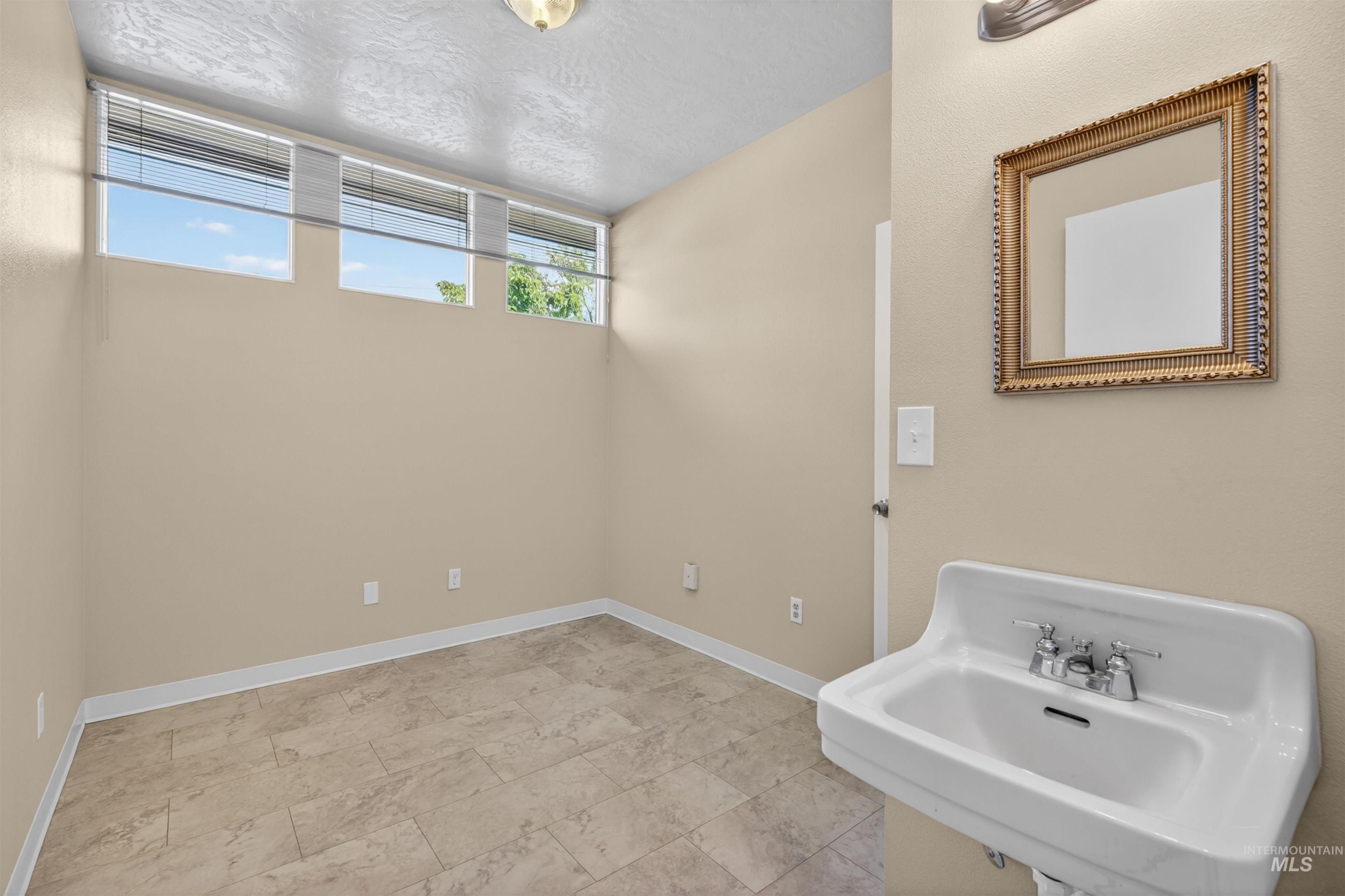 619 Diagonal Street Property Photo 33