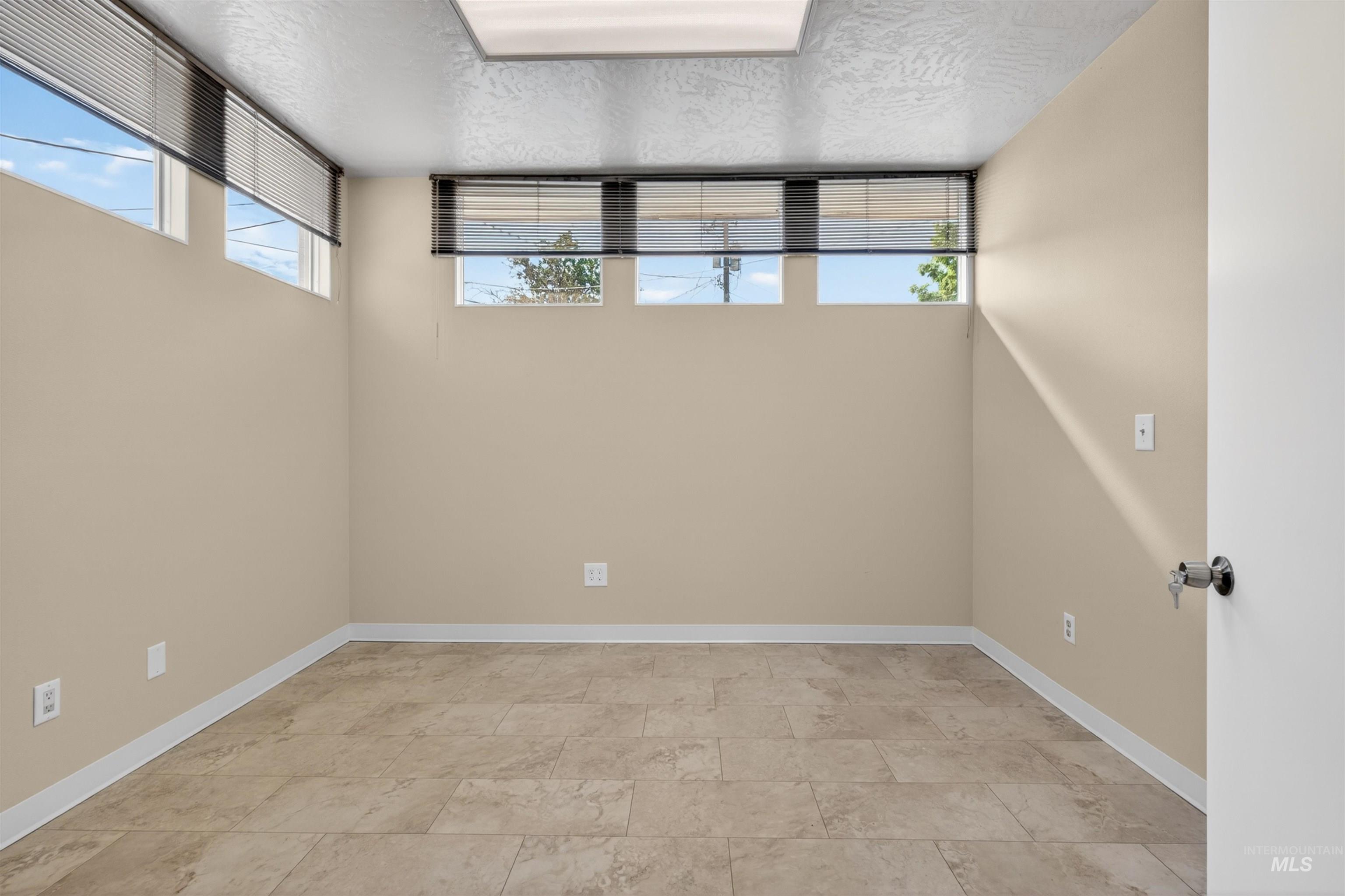 619 Diagonal Street Property Photo 35