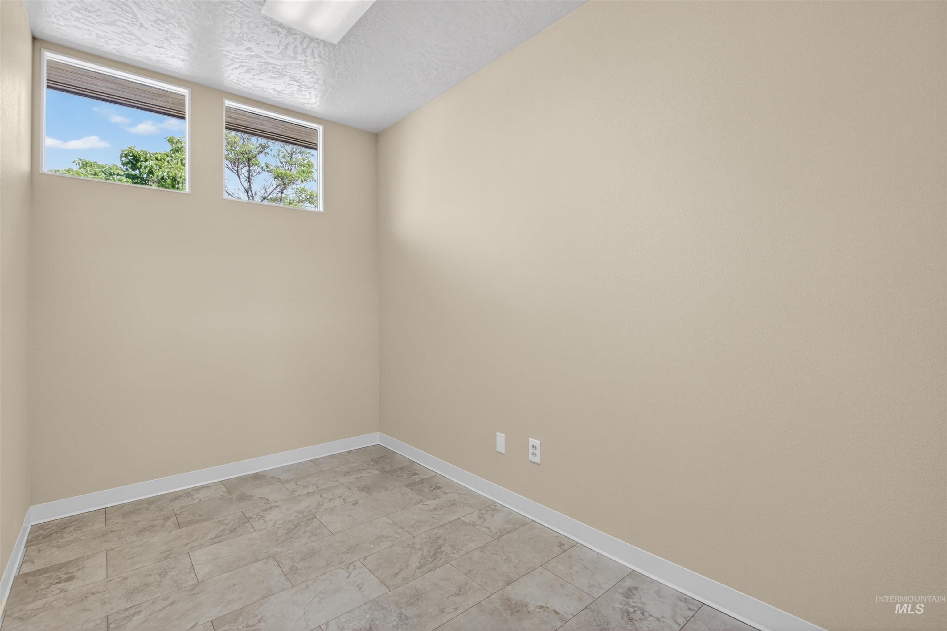 619 Diagonal Street Property Photo 37
