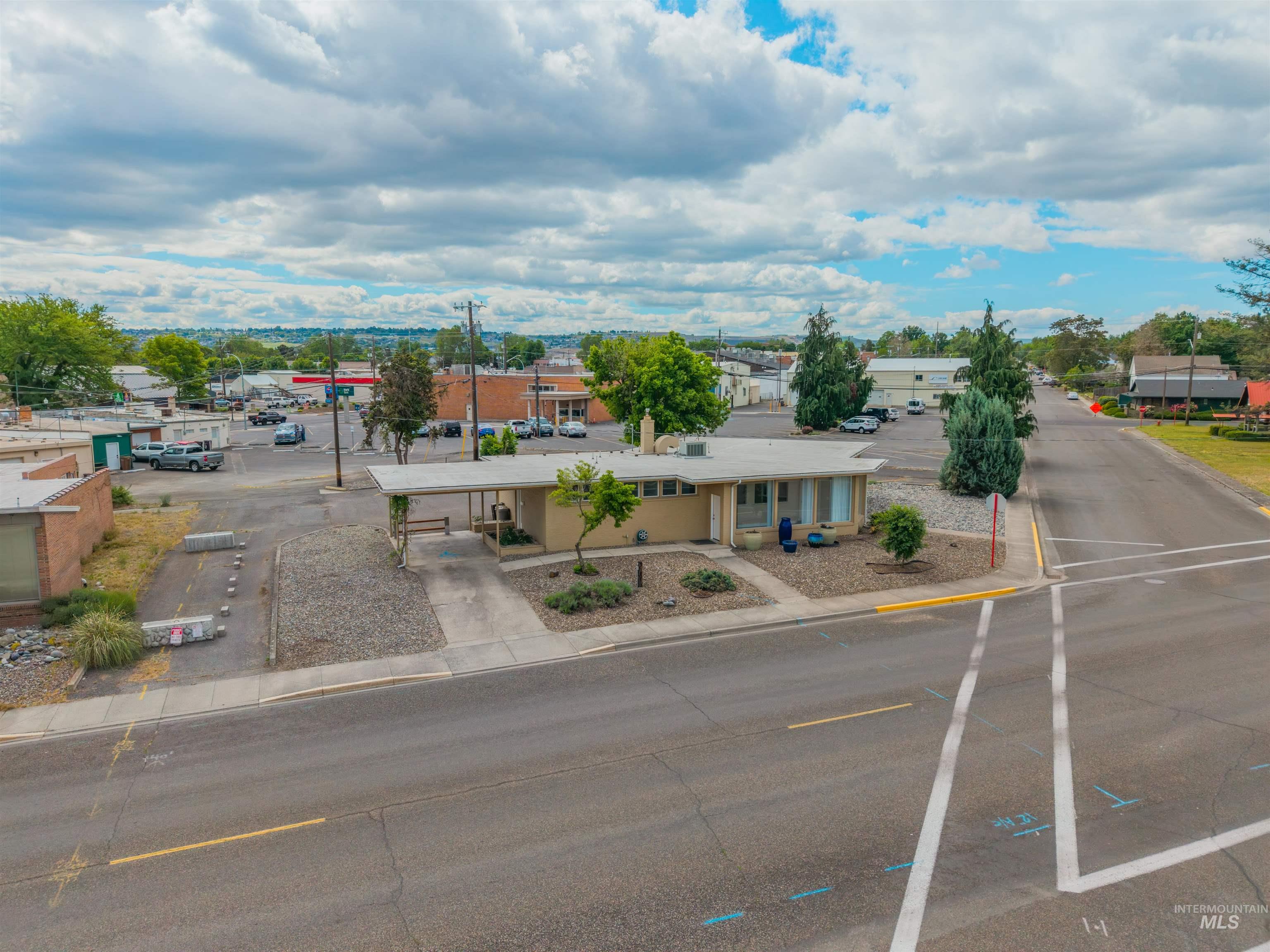 619 Diagonal Street Property Photo 40