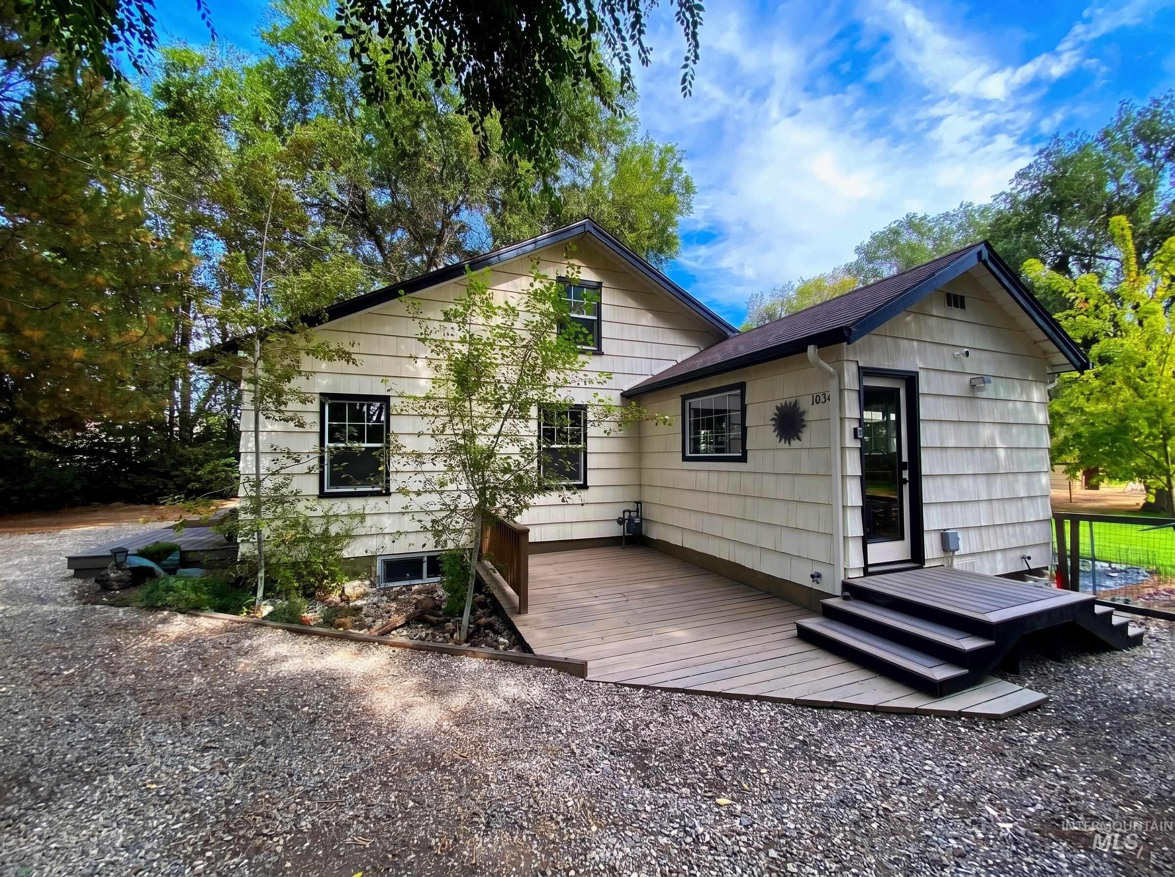 1034 Maurice St Property Photo 1
