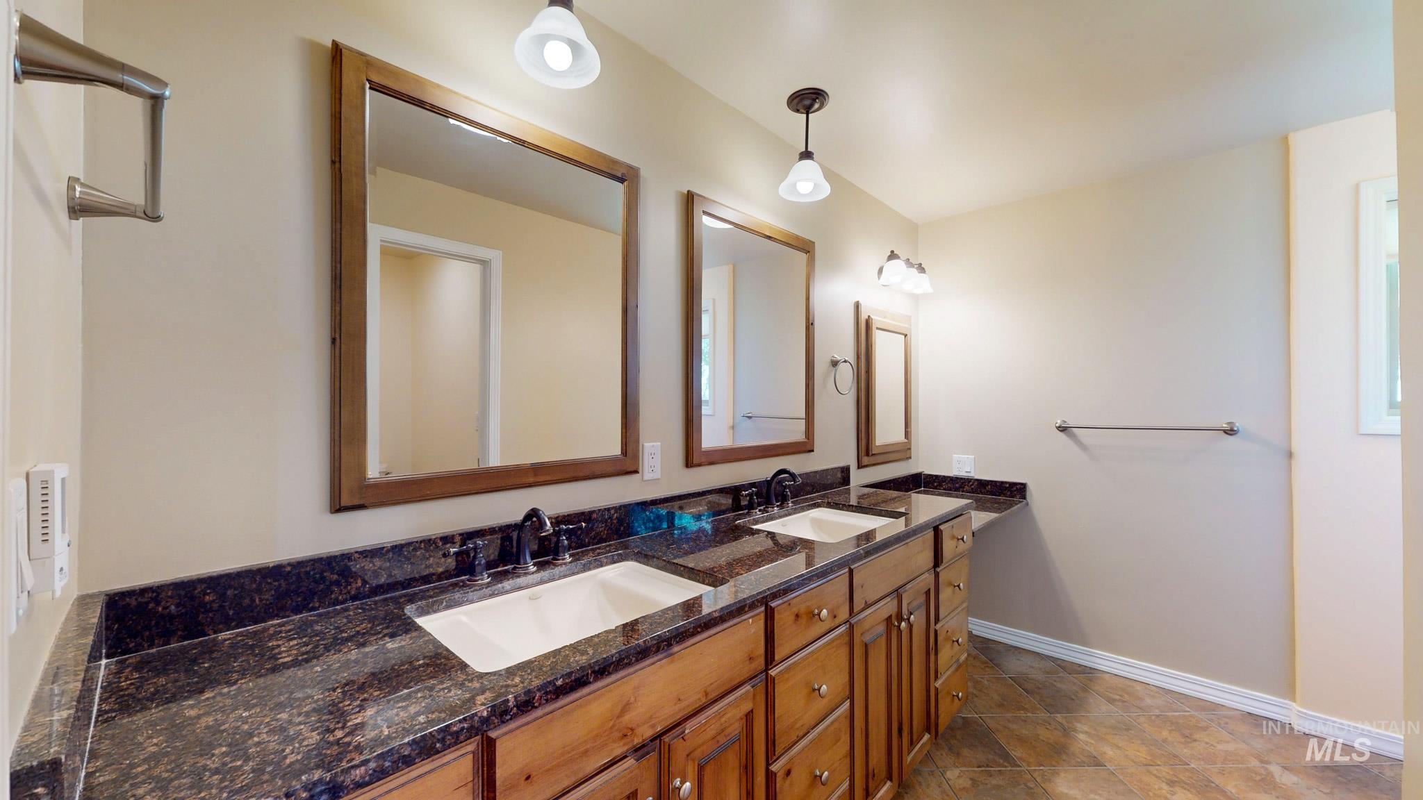2137 Hillcrest Drive Property Photo 19